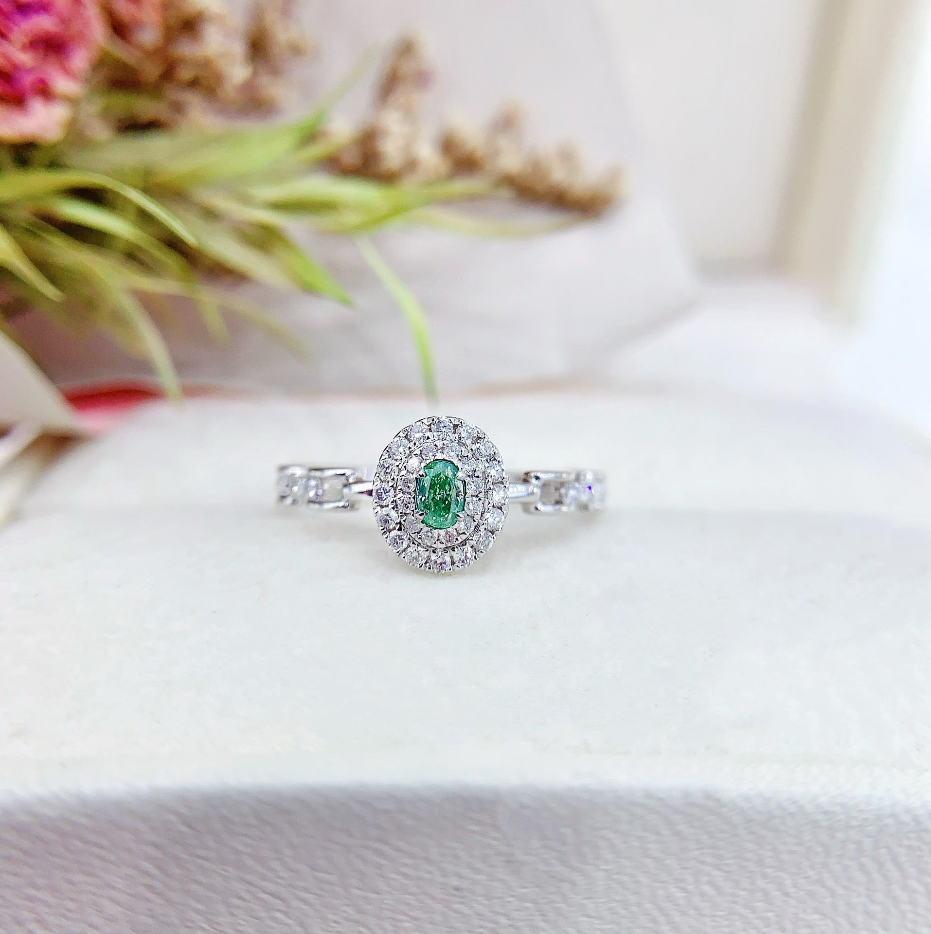 18K Green Diamond Oval Chain Ring | Luxury Jewelry - Green Diamond Ring