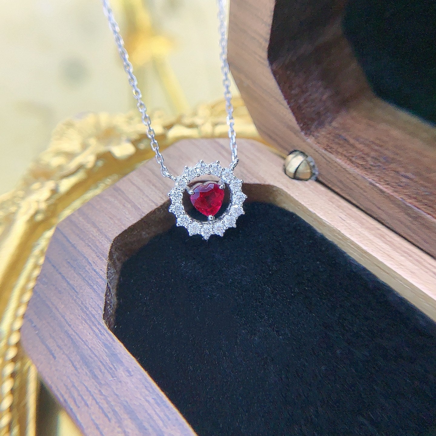 18K Heart-Shaped Circle Pendant with Rubies - Exquisite Jewelry - Red Treasure Necklace