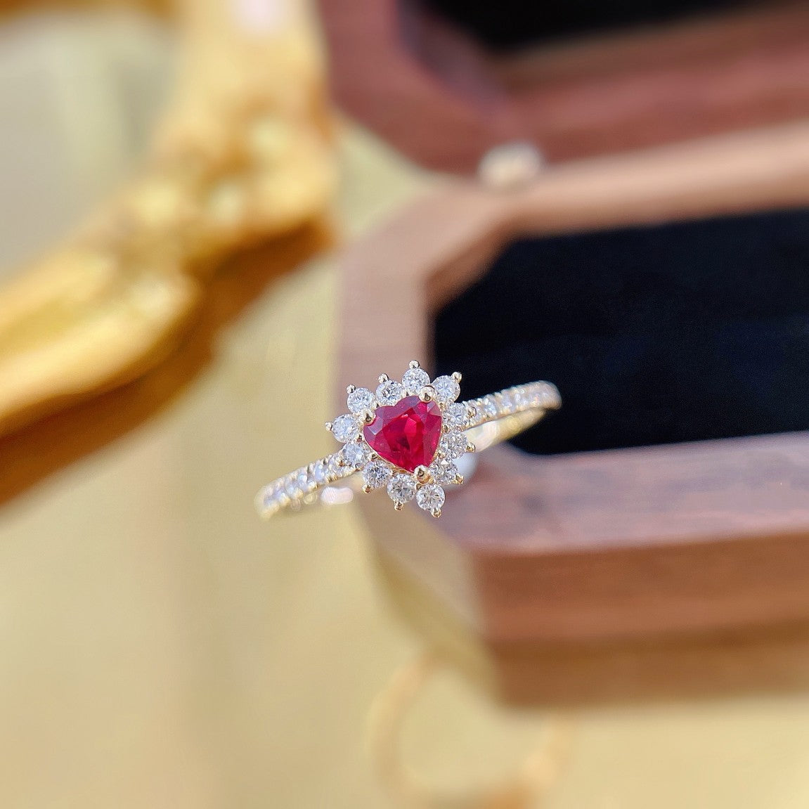 18K Heart-Shaped Claw Set Ring with Ruby | Jewelry Collection - Red Treasure Ring