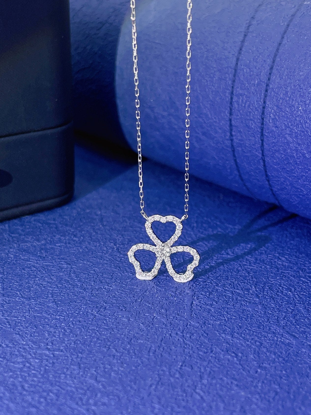 18K Heart-Shaped Clover Pendant Necklace - Elegant Jewelry Piece - White Diamond Necklace