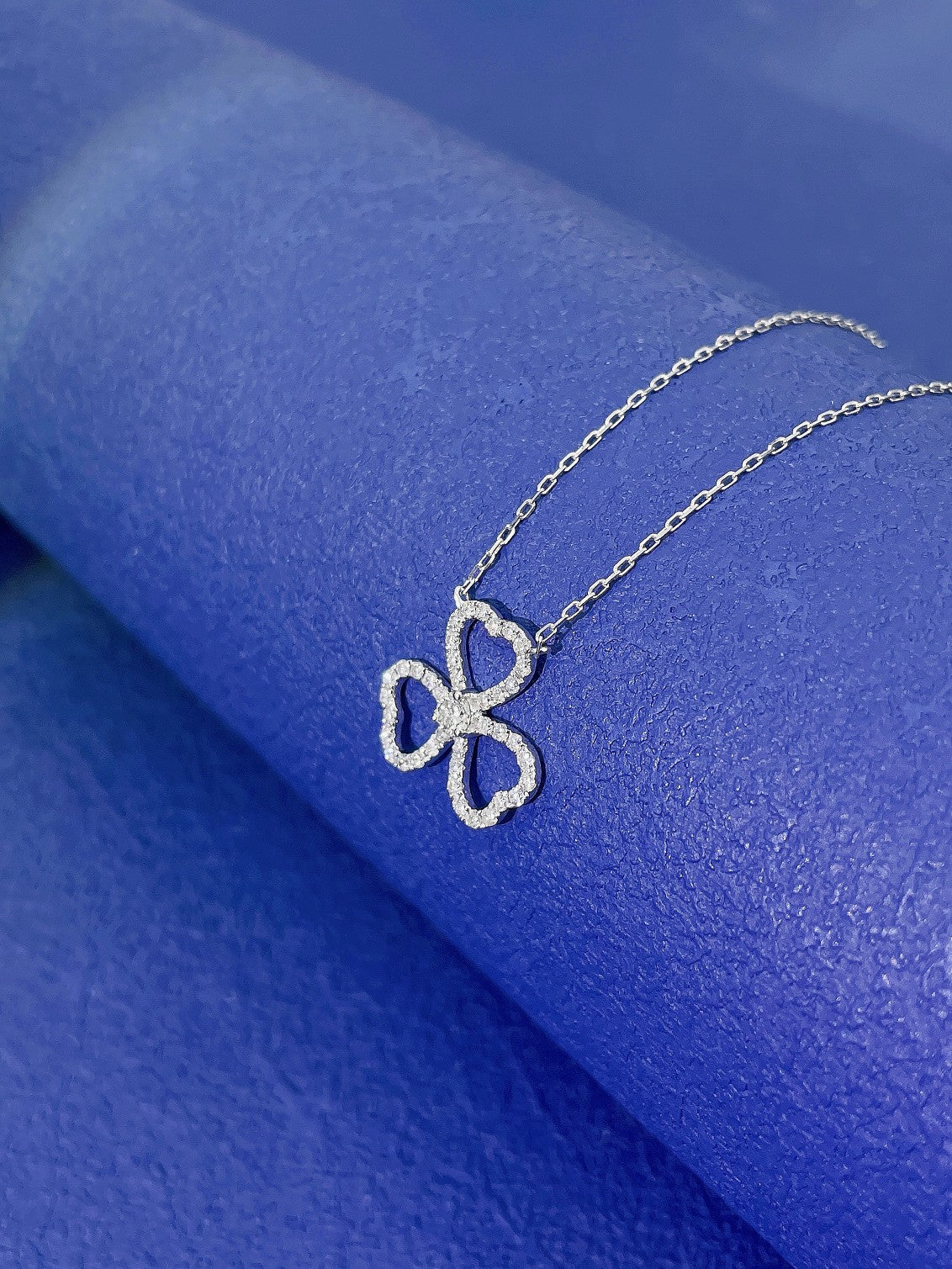 18K Heart-Shaped Clover Pendant Necklace - Elegant Jewelry Piece - White Diamond Necklace