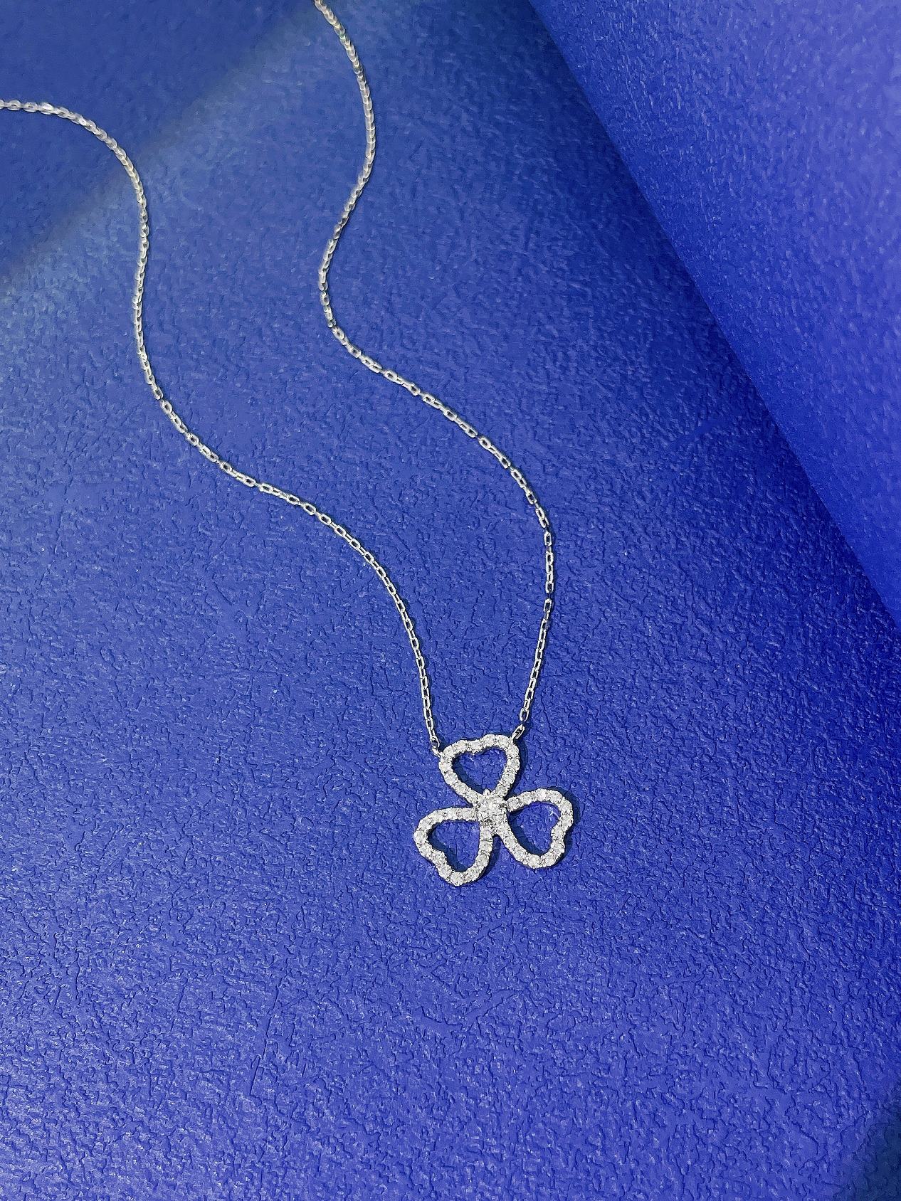 18K Heart-Shaped Clover Pendant Necklace - Elegant Jewelry Piece - White Diamond Necklace