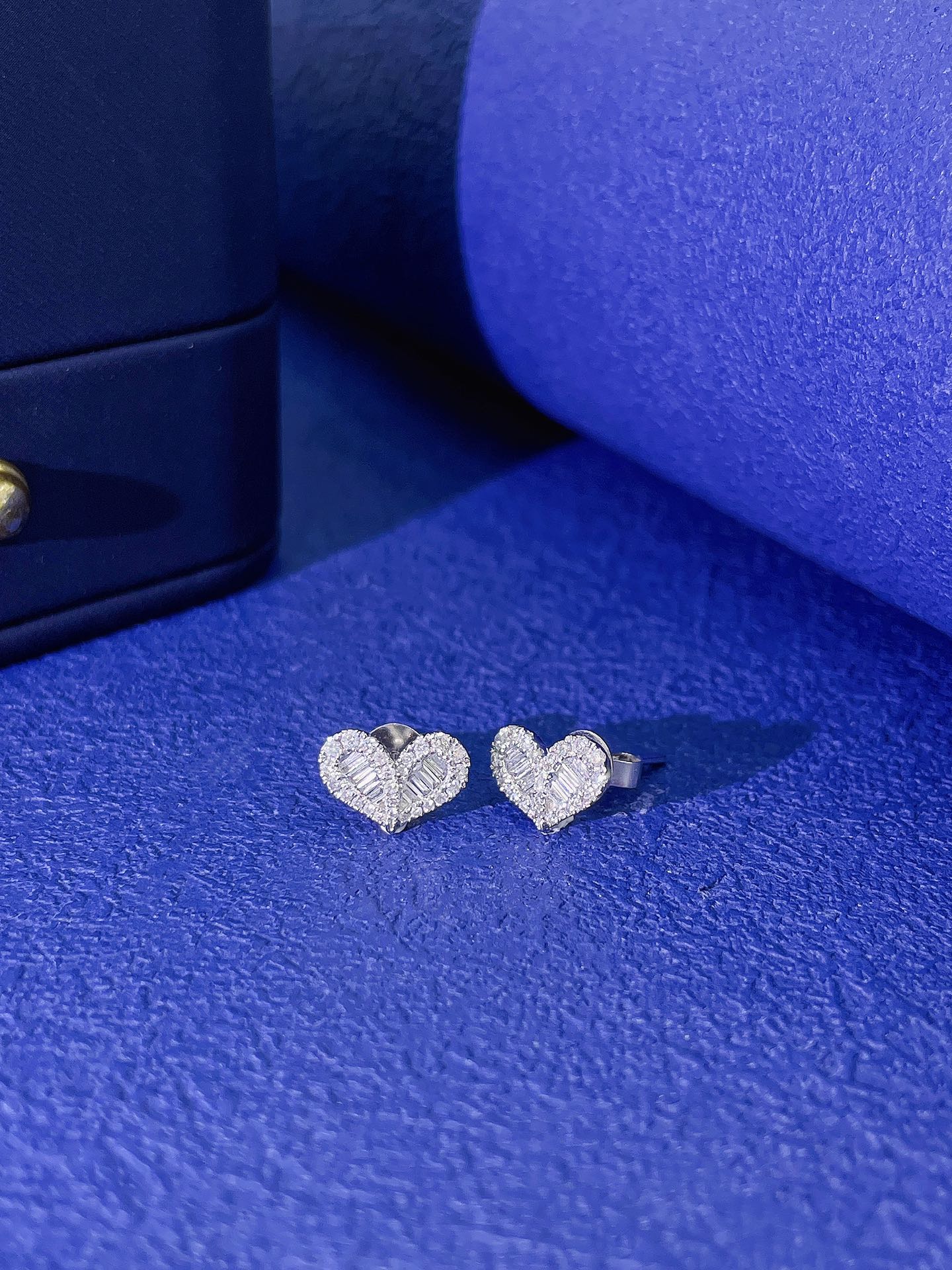 18K Heart-Shaped Diamond Earrings - ED082 - Jeweler.Jewelry