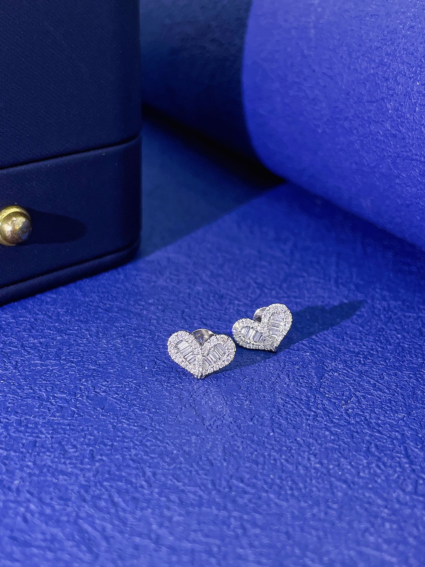 18K Heart-Shaped Diamond Earrings - ED082 - Jeweler.Jewelry