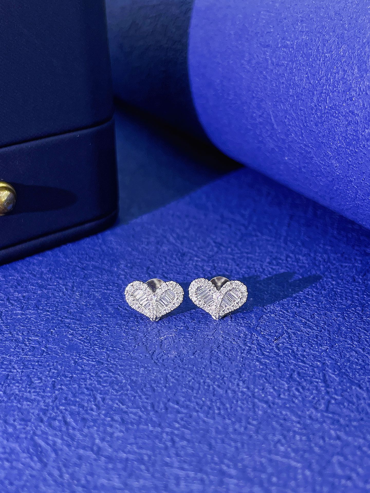 18K Heart-Shaped Diamond Earrings - ED082 - Jeweler.Jewelry