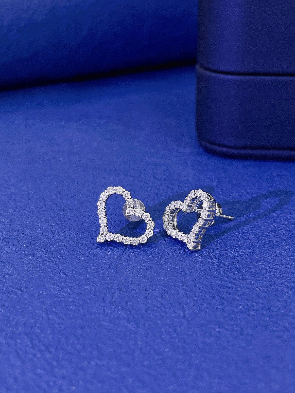 18K Heart-Shaped Diamond Earrings - Premium Jewelry - Jeweler.Jewelry