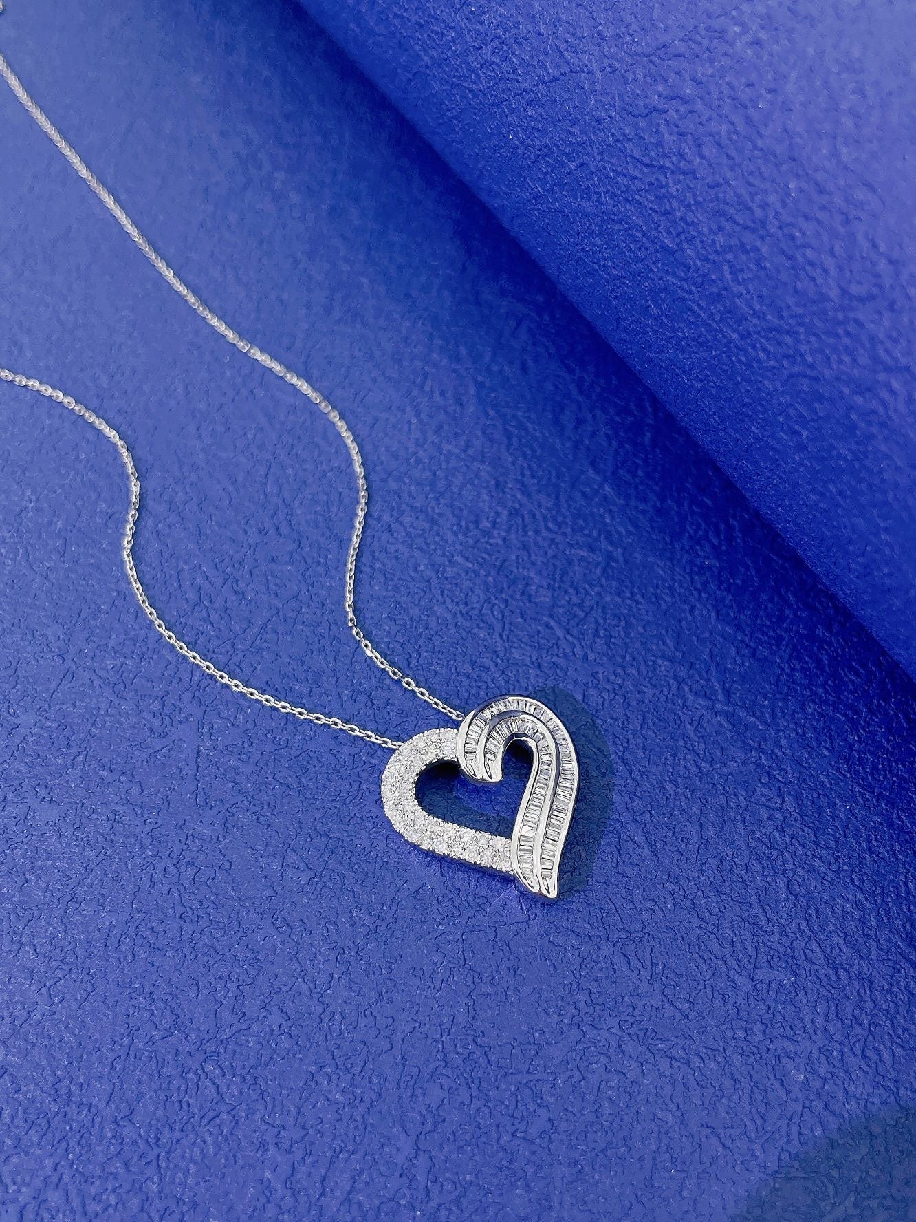 18k Heart-shaped Diamond Necklace – Elegant Jewelry Piece - White Diamond Necklace