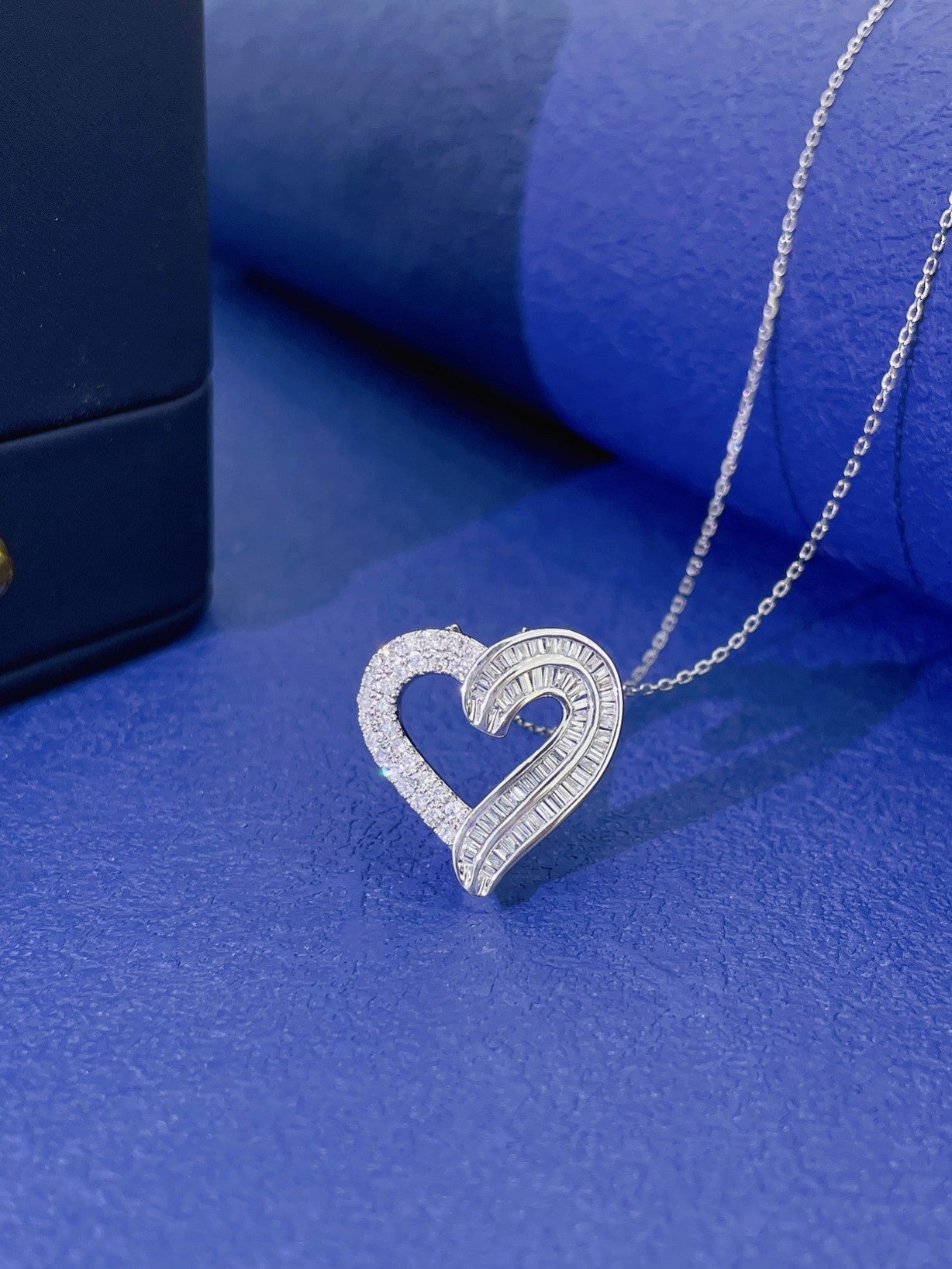 18k Heart-shaped Diamond Necklace – Elegant Jewelry Piece - White Diamond Necklace