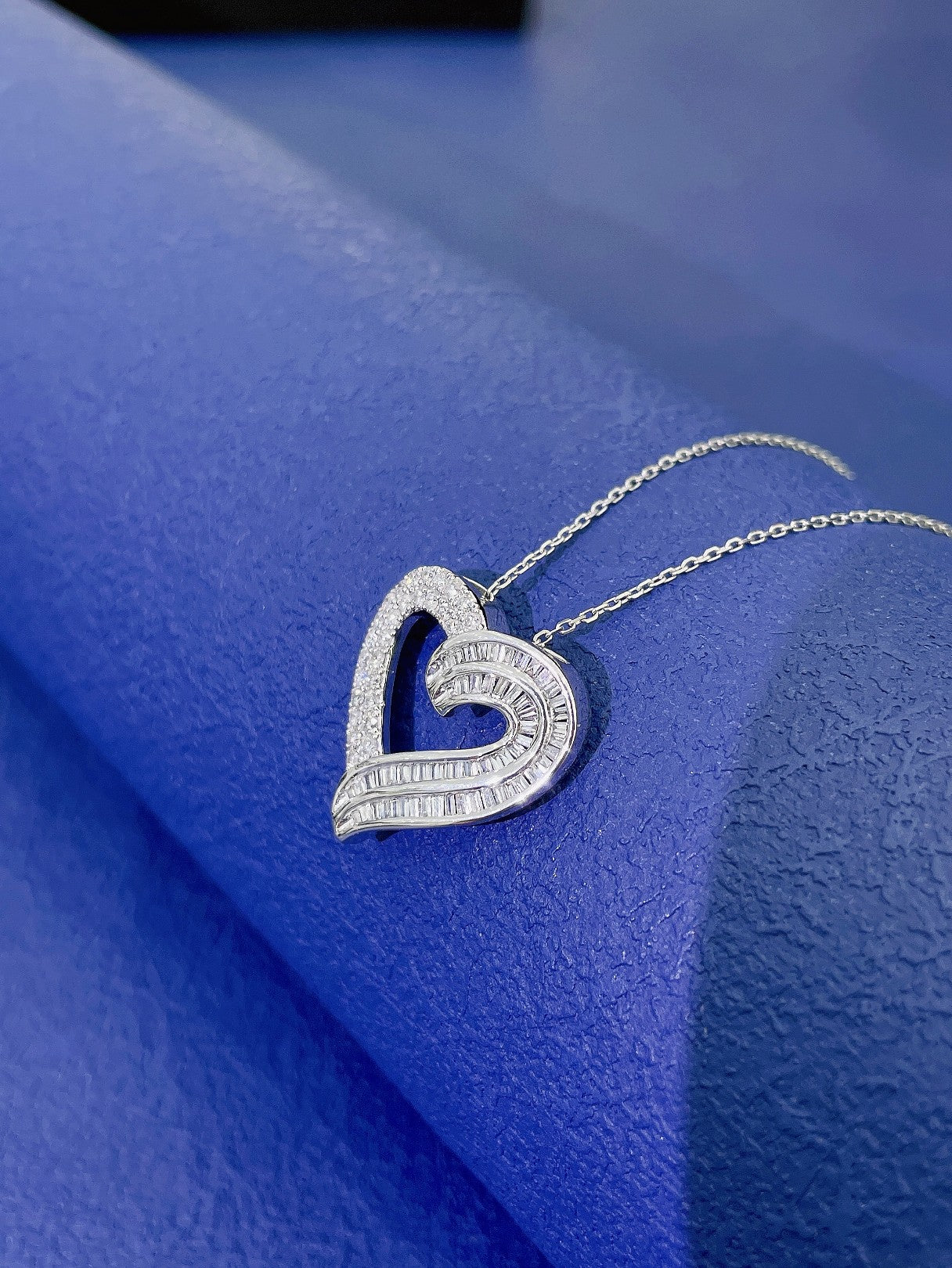 18k Heart-shaped Diamond Necklace – Elegant Jewelry Piece - White Diamond Necklace