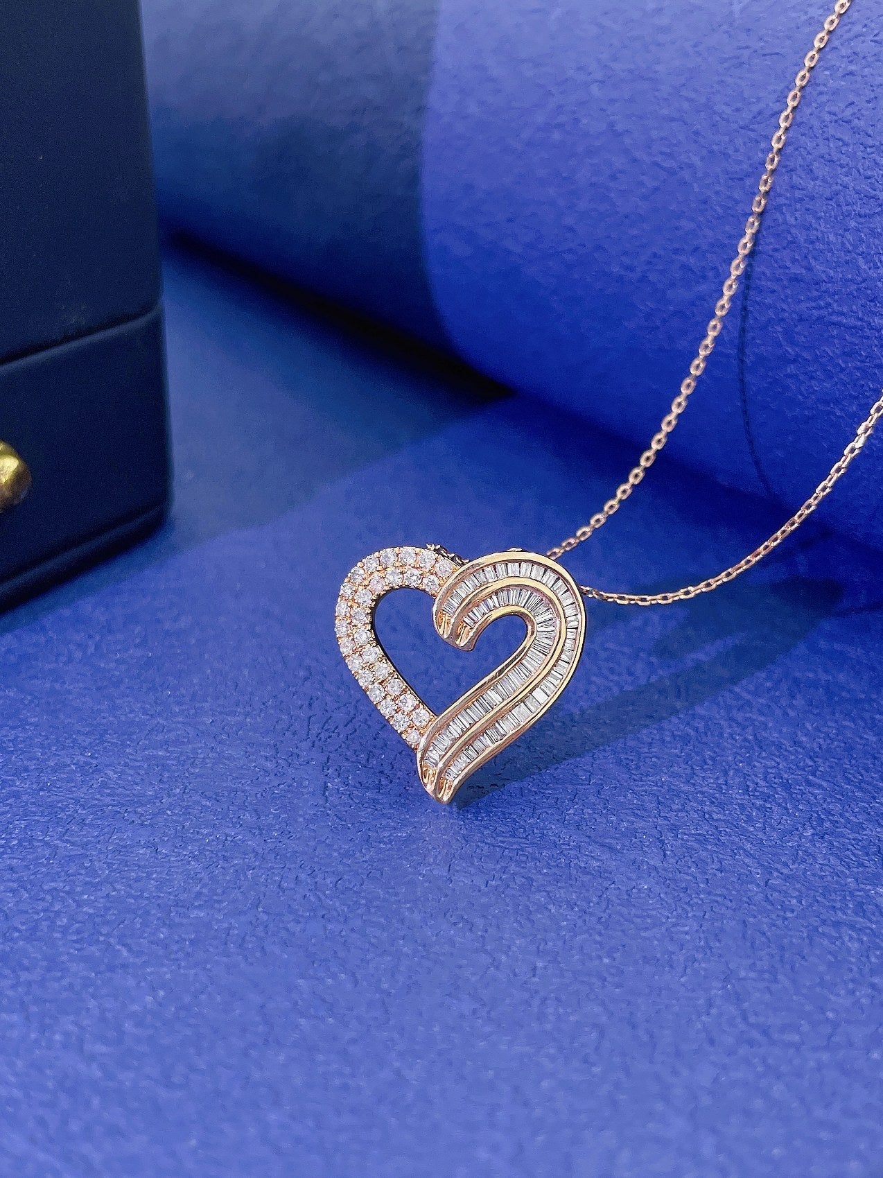 18k Heart-shaped Diamond Necklace – Elegant Jewelry Piece - White Diamond Necklace