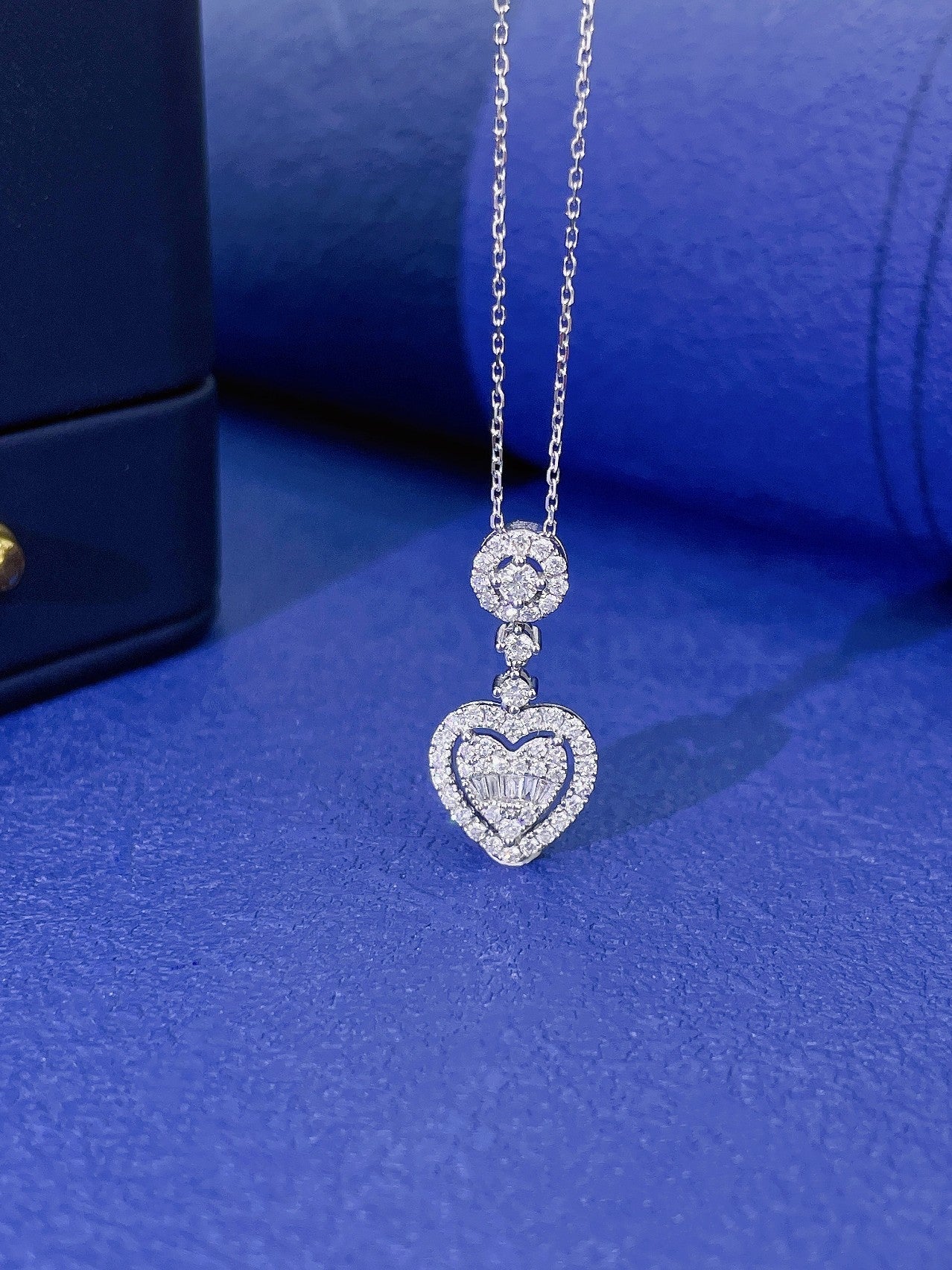 18k Heart-Shaped Diamond Necklace - Exquisite Jewelry Piece - White Diamond Necklace