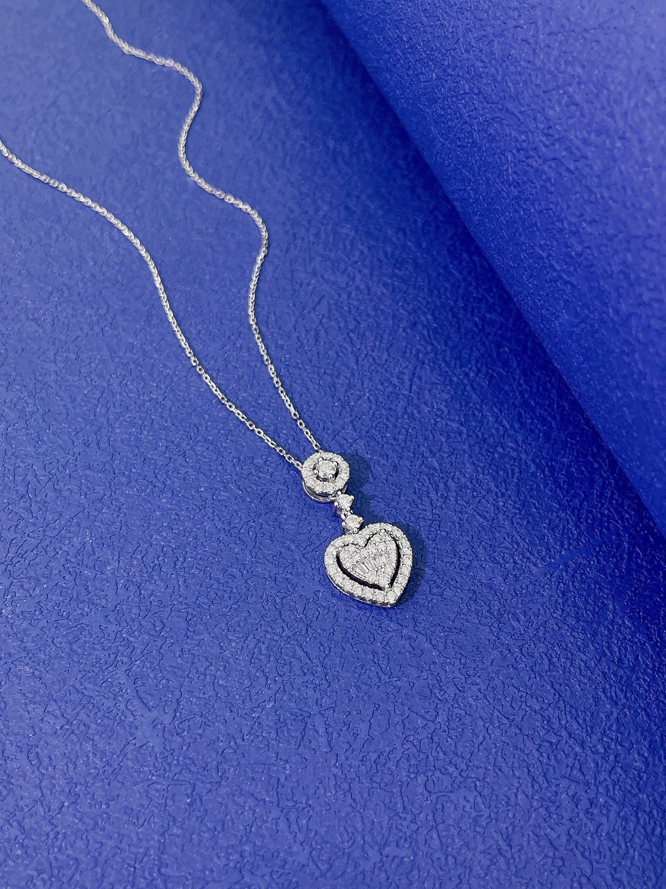 18k Heart-Shaped Diamond Necklace - Exquisite Jewelry Piece - White Diamond Necklace