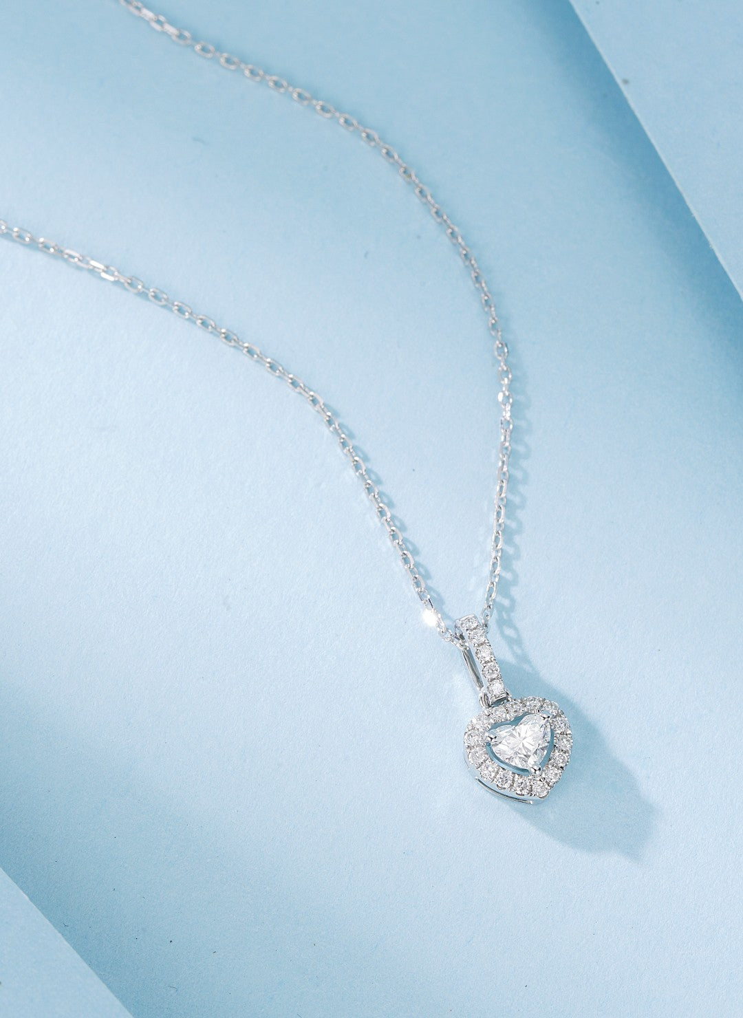 18K Heart-Shaped Diamond Pendant - Elegant Jewelry Piece - White Diamond Necklace