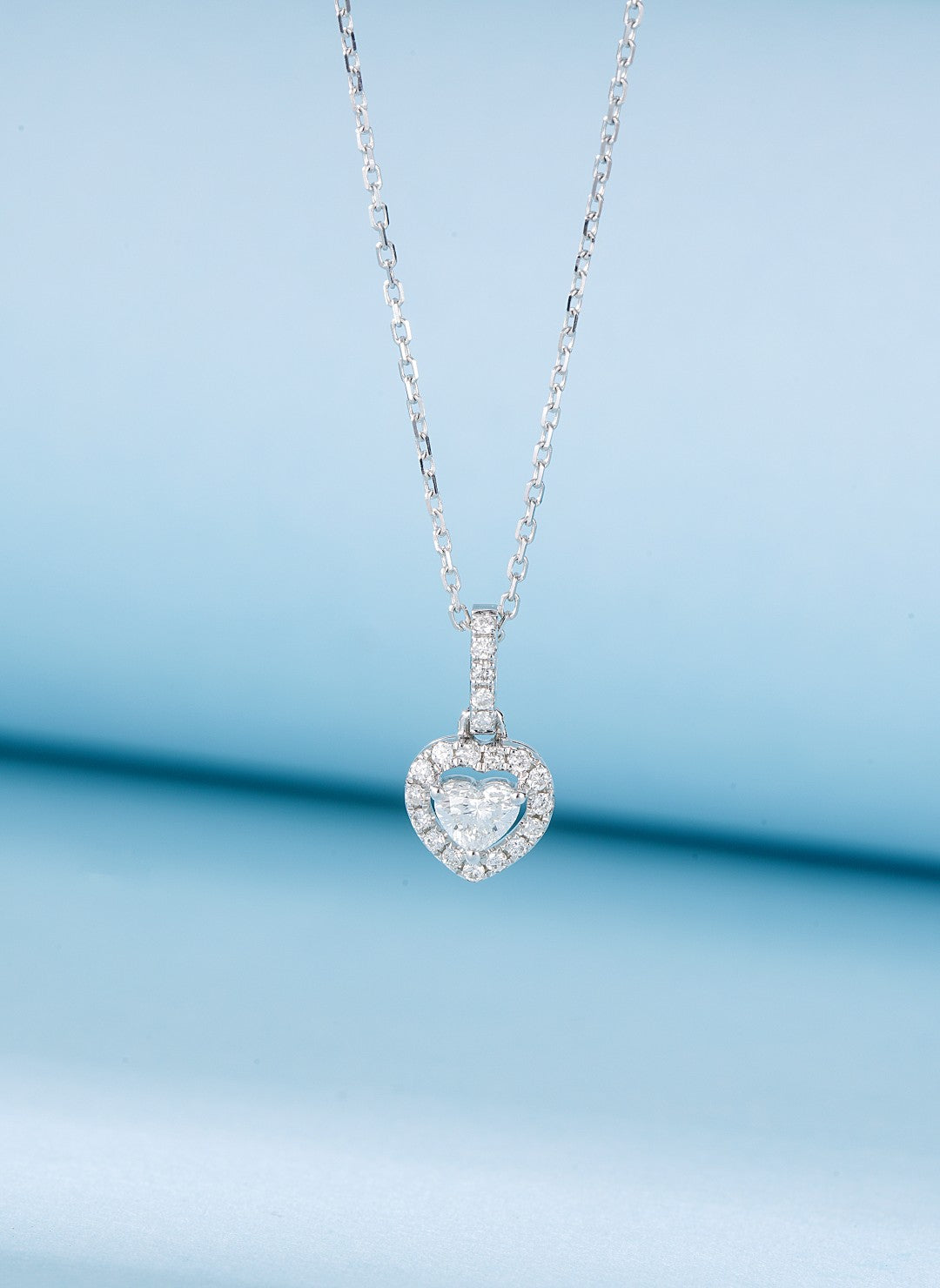 18K Heart-Shaped Diamond Pendant - Elegant Jewelry Piece - White Diamond Necklace