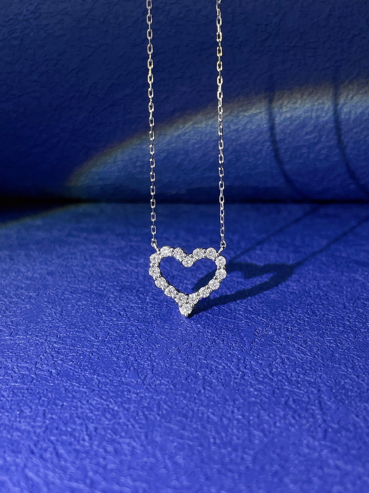 18K Heart-shaped Diamond Pendant Jewelry - White Diamond Necklace