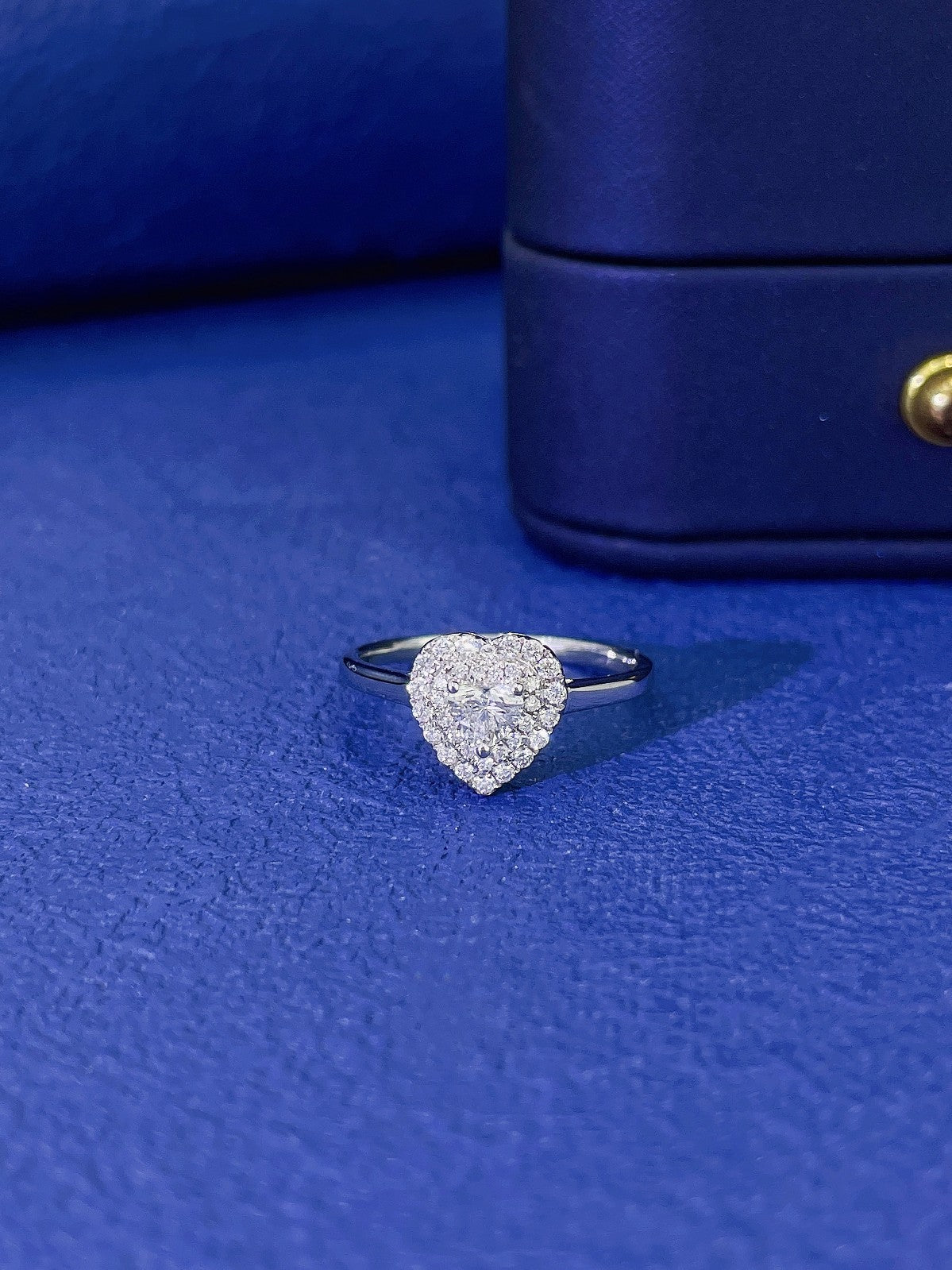 18K Heart-shaped Diamond Ring - Exquisite Jewelry Piece - White Diamond Ring