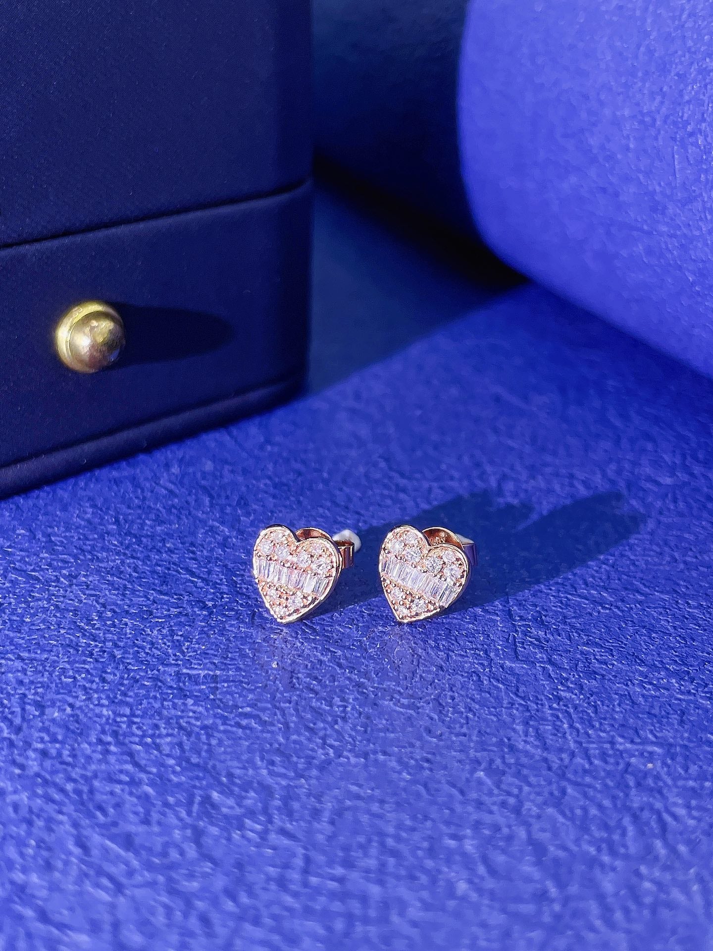 18K Heart-shaped Diamond Stud Earrings - Jeweler.Jewelry