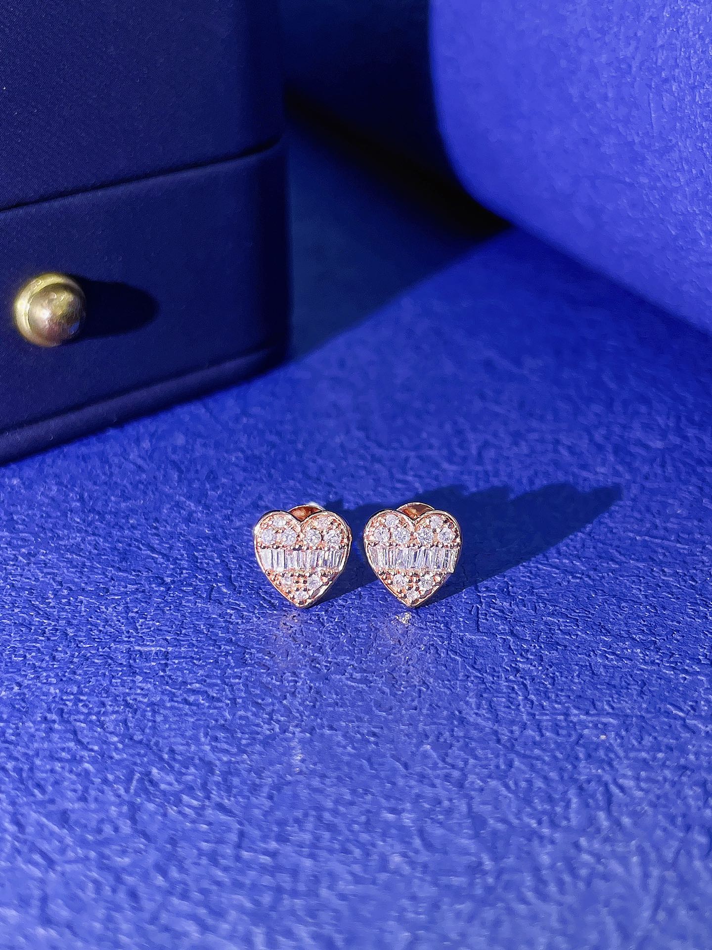 18K Heart-shaped Diamond Stud Earrings - Jeweler.Jewelry