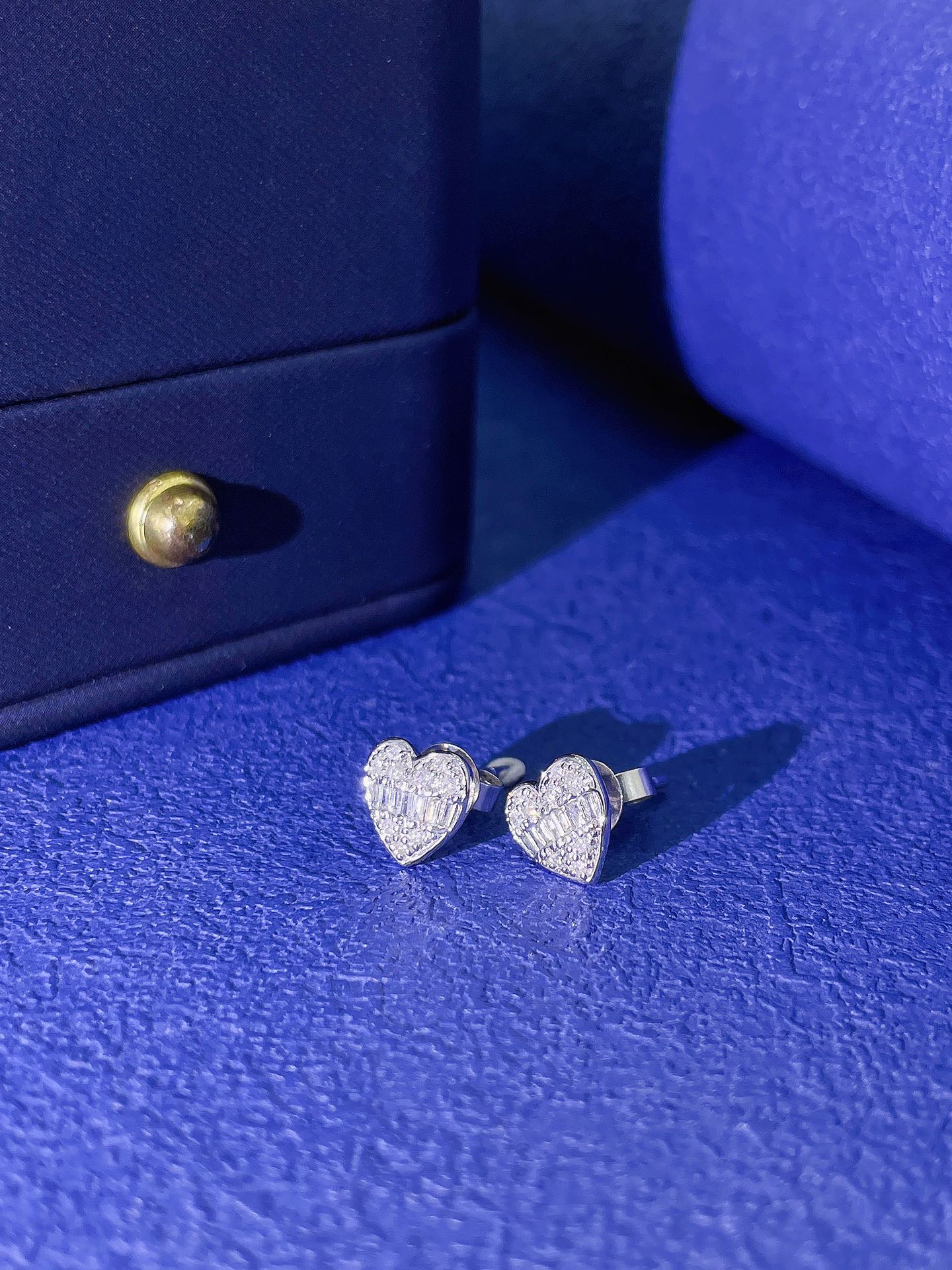 18K Heart-shaped Diamond Stud Earrings - Jeweler.Jewelry