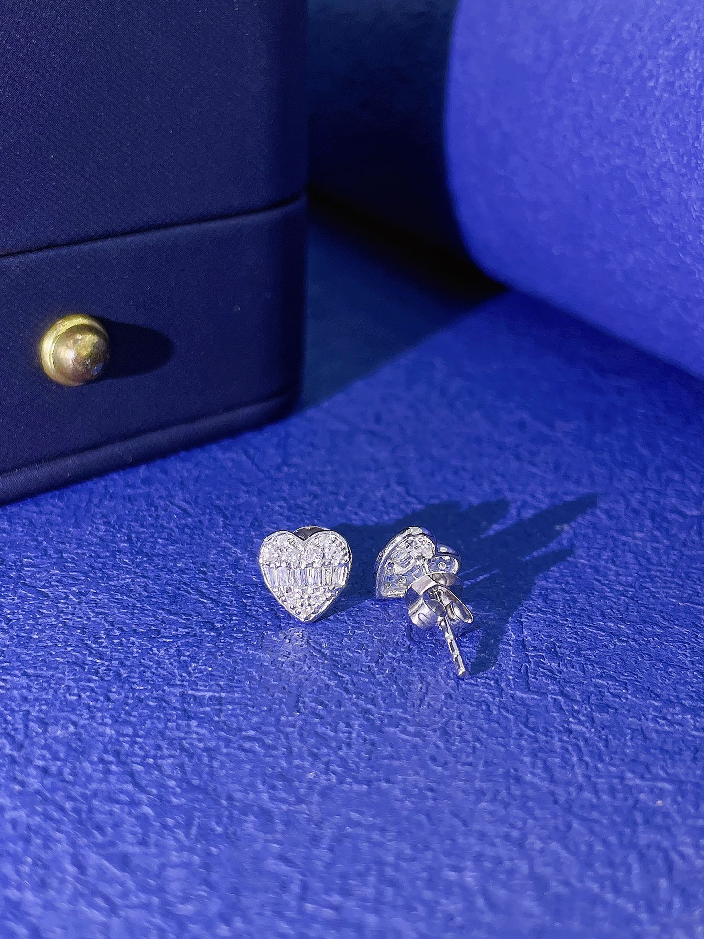 18K Heart-shaped Diamond Stud Earrings - Jeweler.Jewelry