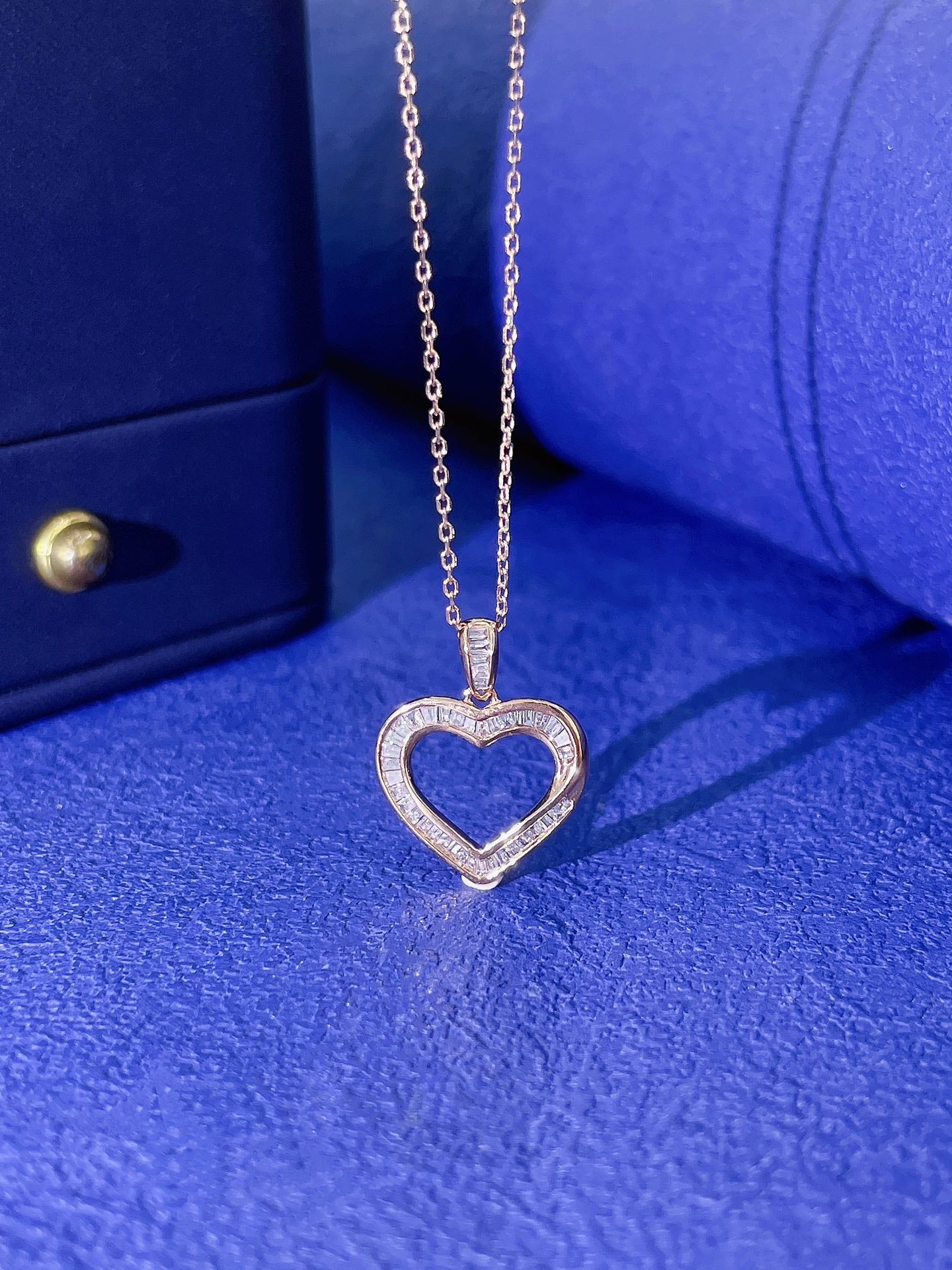 18K Heart-shaped Hollow Pendant Jewelry - White Diamond Necklace