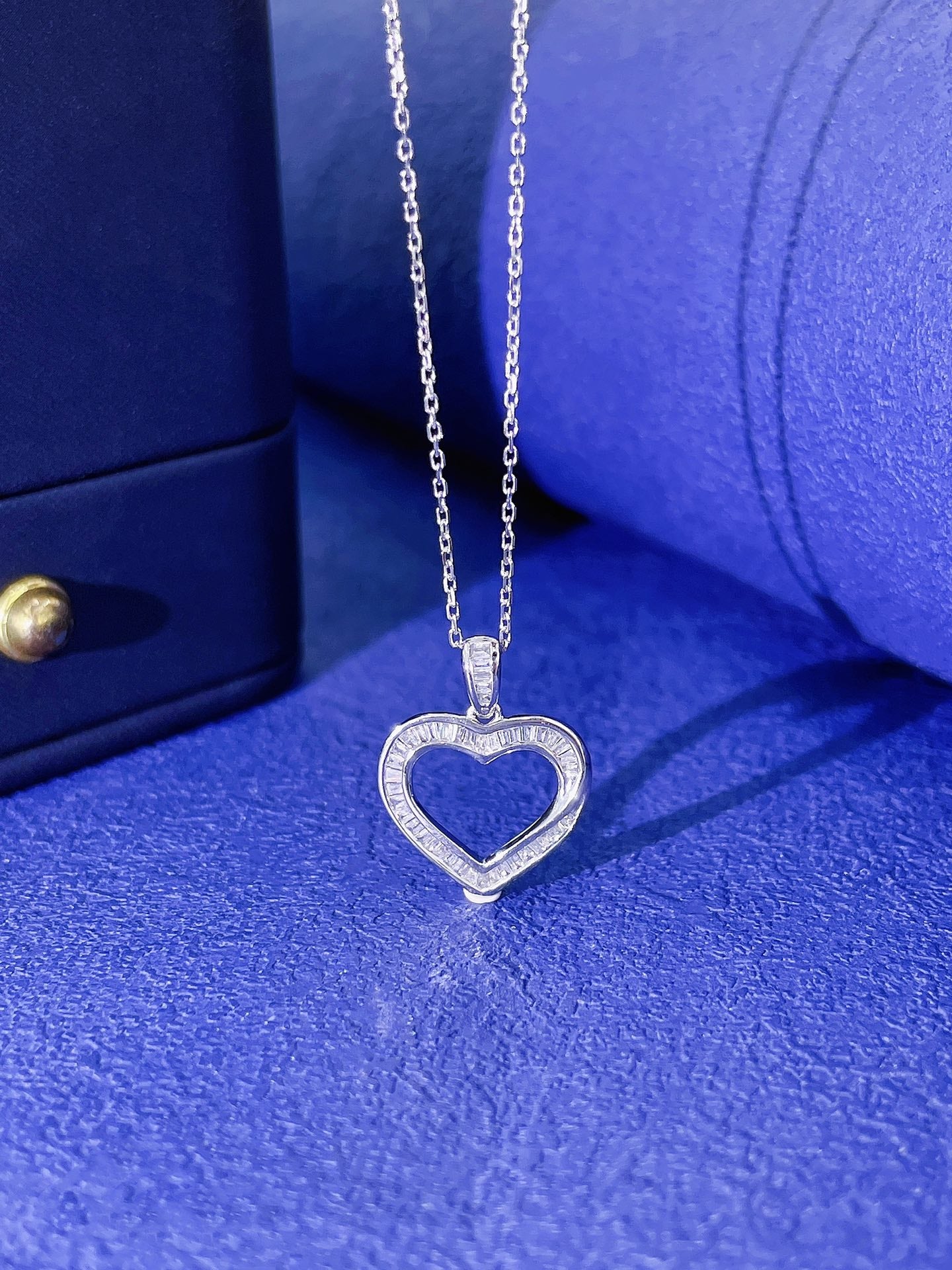 18K Heart-shaped Hollow Pendant Jewelry - White Diamond Necklace