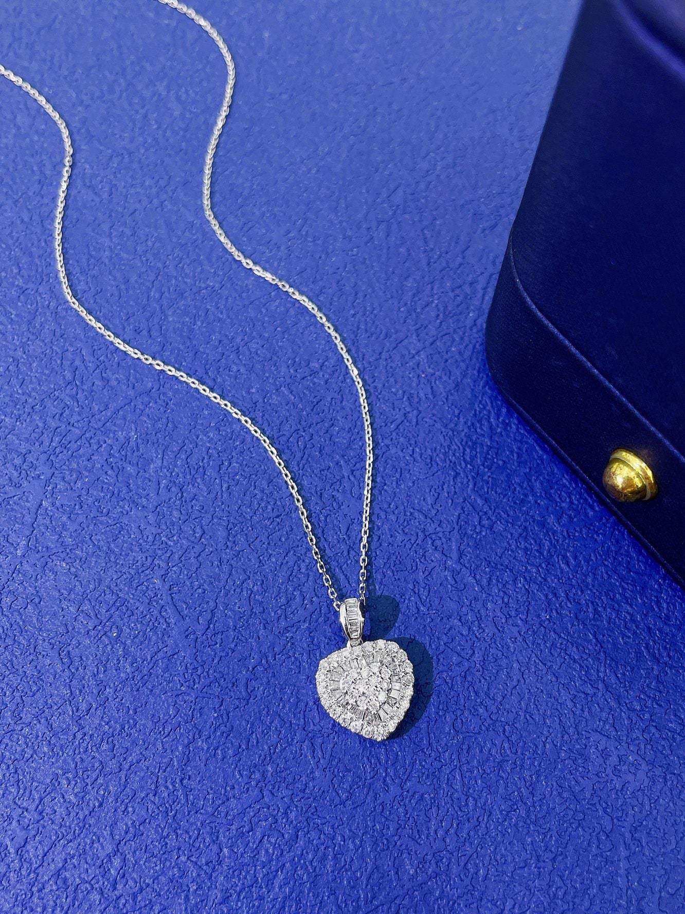 18K Heart-Shaped Pendant Necklace with Diamond Accent – Elegant Jewelry Piece - White Diamond Necklace