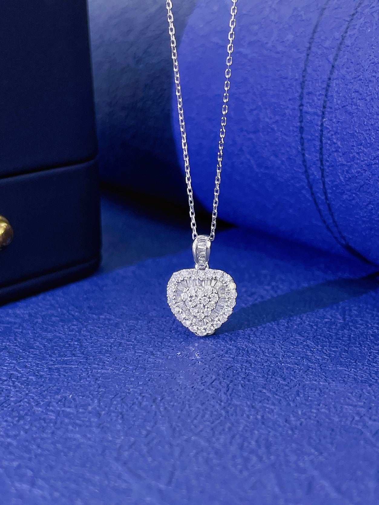 18K Heart-Shaped Pendant Necklace with Diamond Accent – Elegant Jewelry Piece - White Diamond Necklace