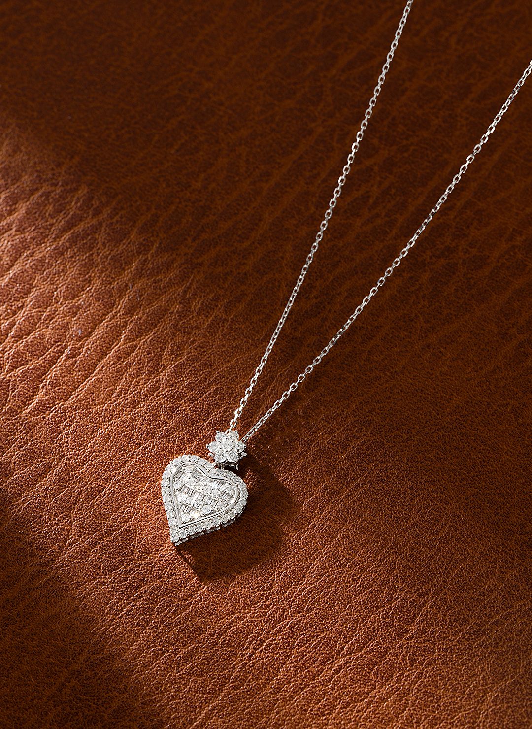 18K Heart-Shaped Pendant Necklace with Diamond Accents - Elegant Jewelry Piece - White Diamond Necklace