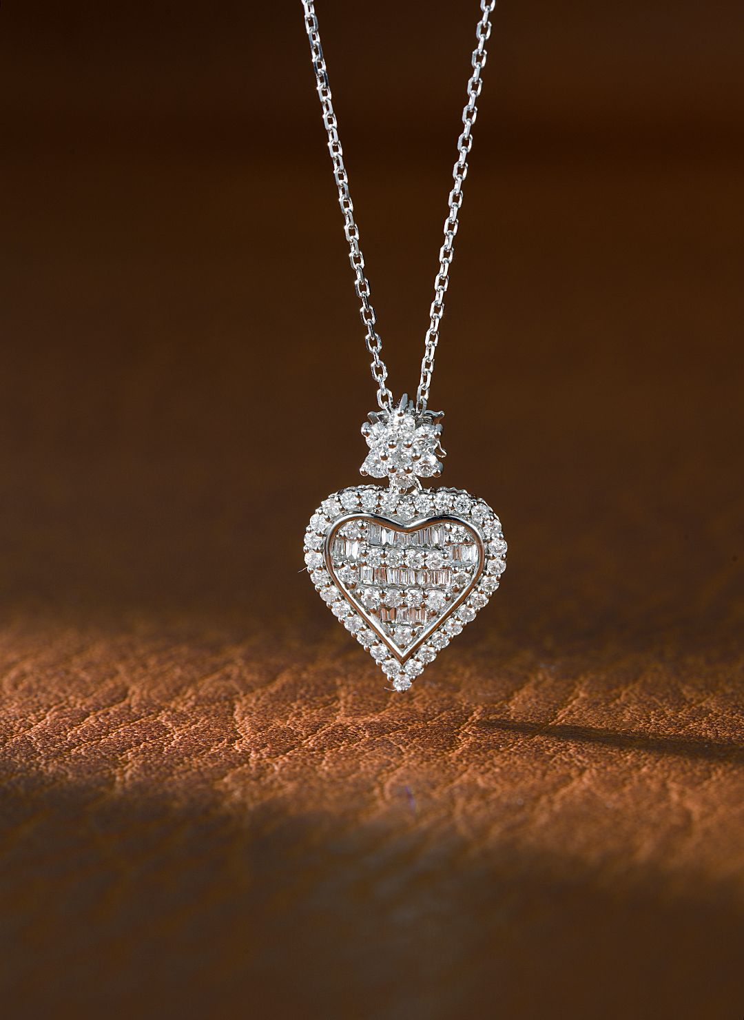 18K Heart-Shaped Pendant Necklace with Diamond Accents - Elegant Jewelry Piece - White Diamond Necklace