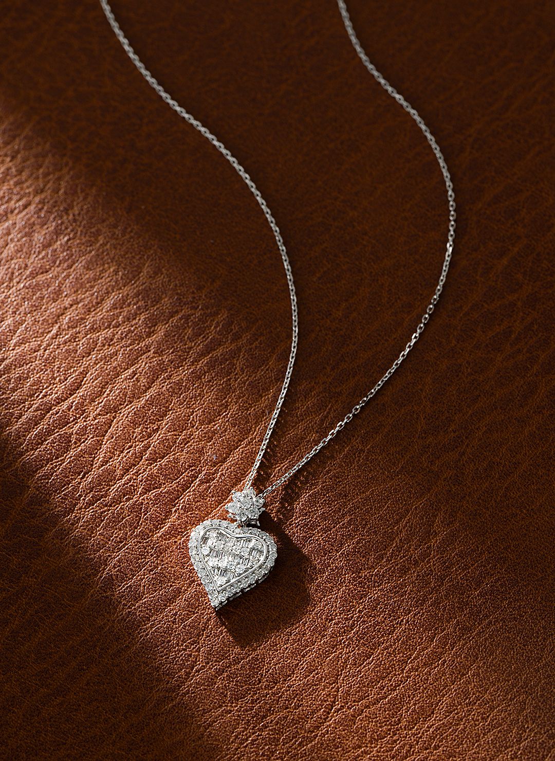 18K Heart-Shaped Pendant Necklace with Diamond Accents - Elegant Jewelry Piece - White Diamond Necklace