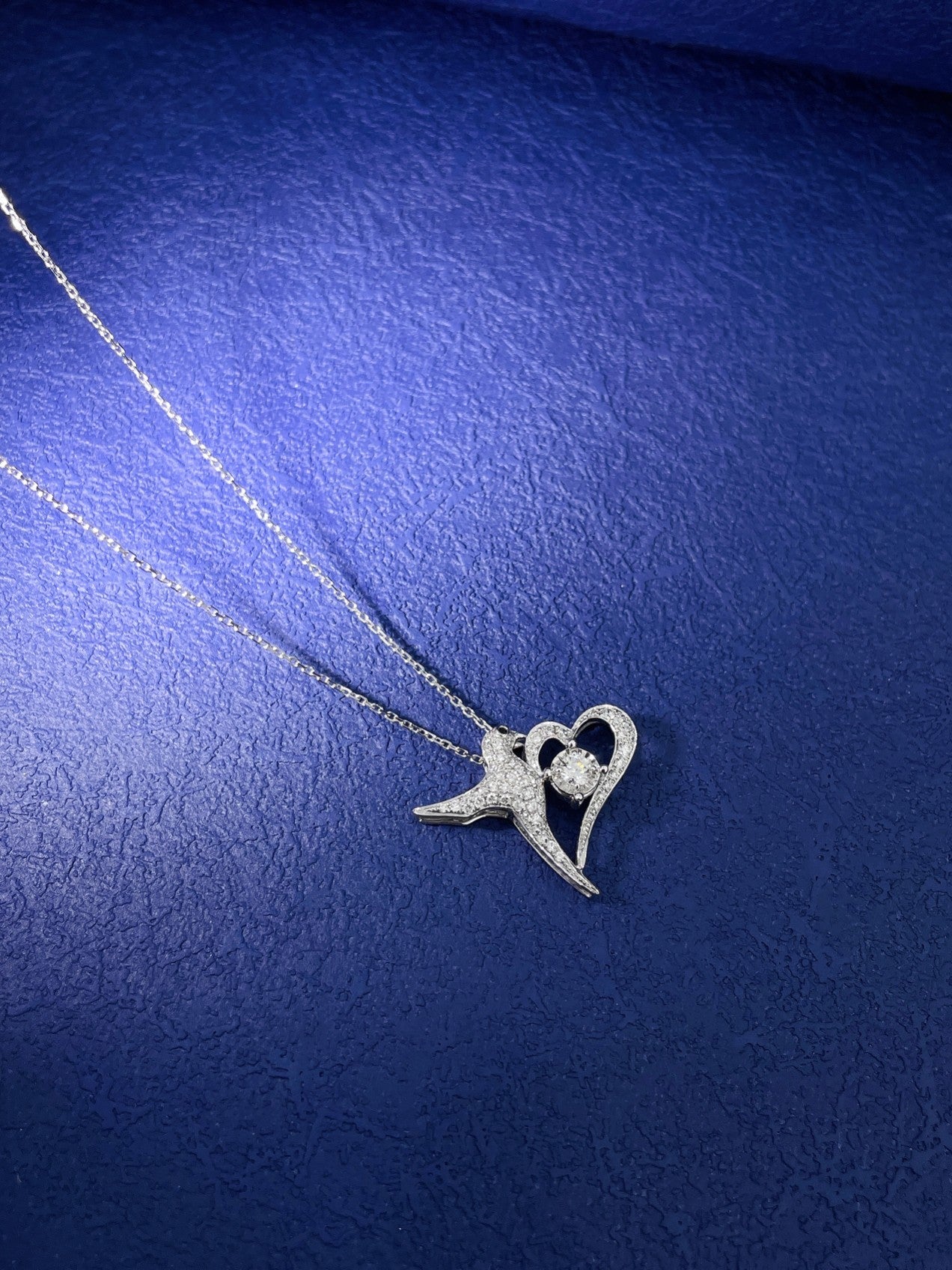 18K Heart-Shaped Spring Swallow Jewelry: A Joyful Necklace - White Diamond Necklace