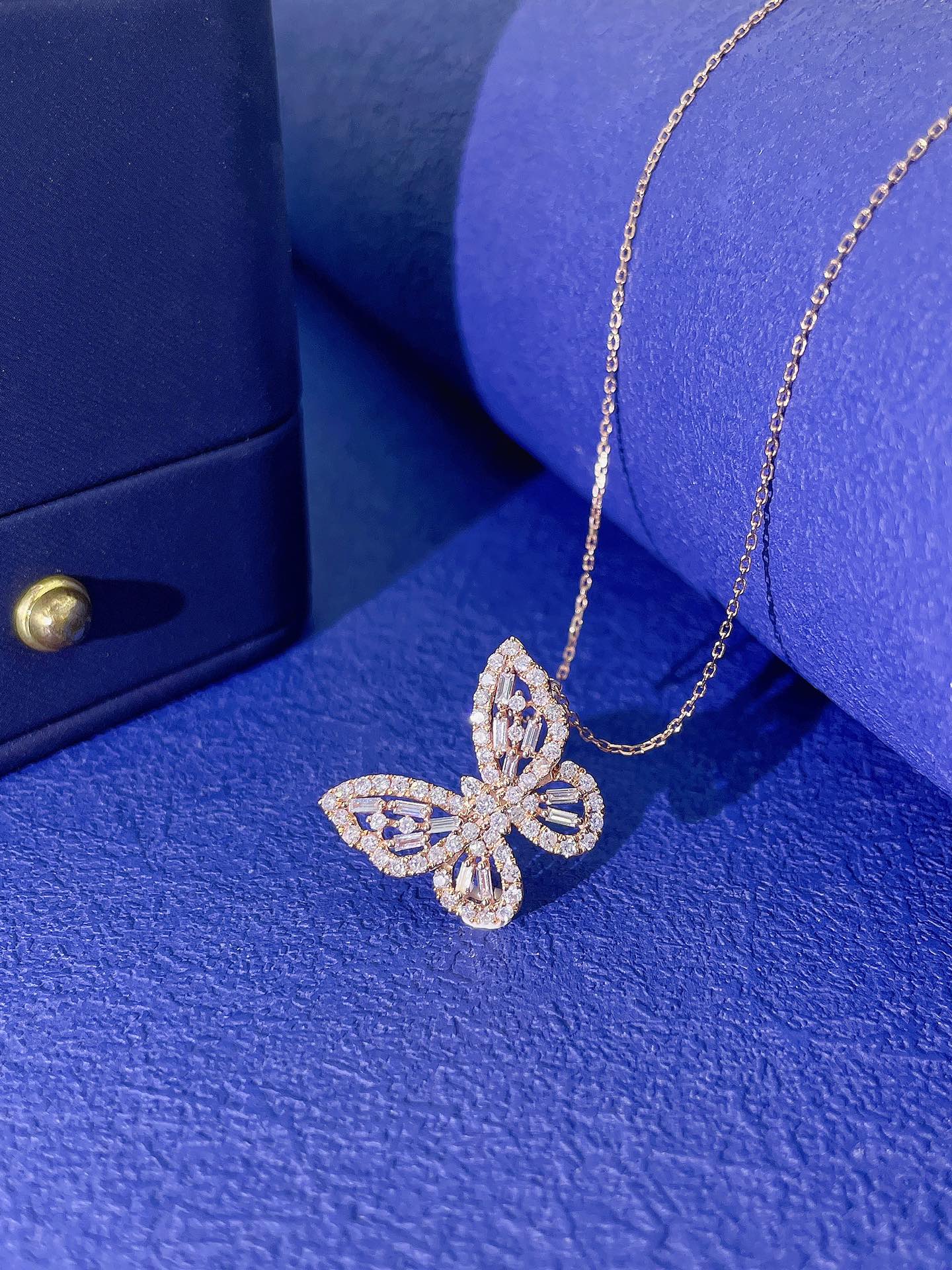 18K Hollowed-Out Butterfly Pendant Necklace - Exquisite Jewelry - White Diamond Necklace