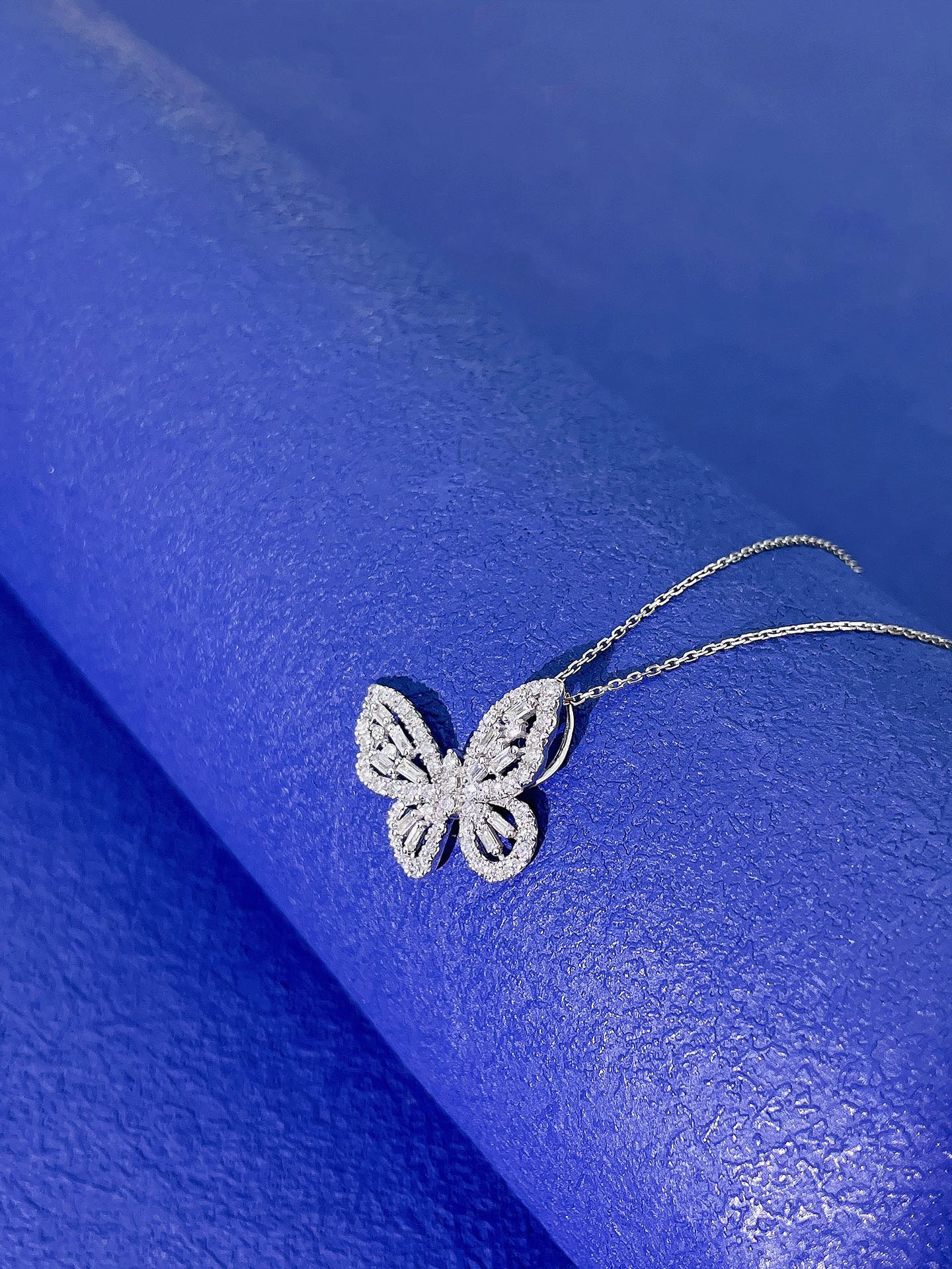 18K Hollowed-Out Butterfly Pendant Necklace - Exquisite Jewelry - White Diamond Necklace