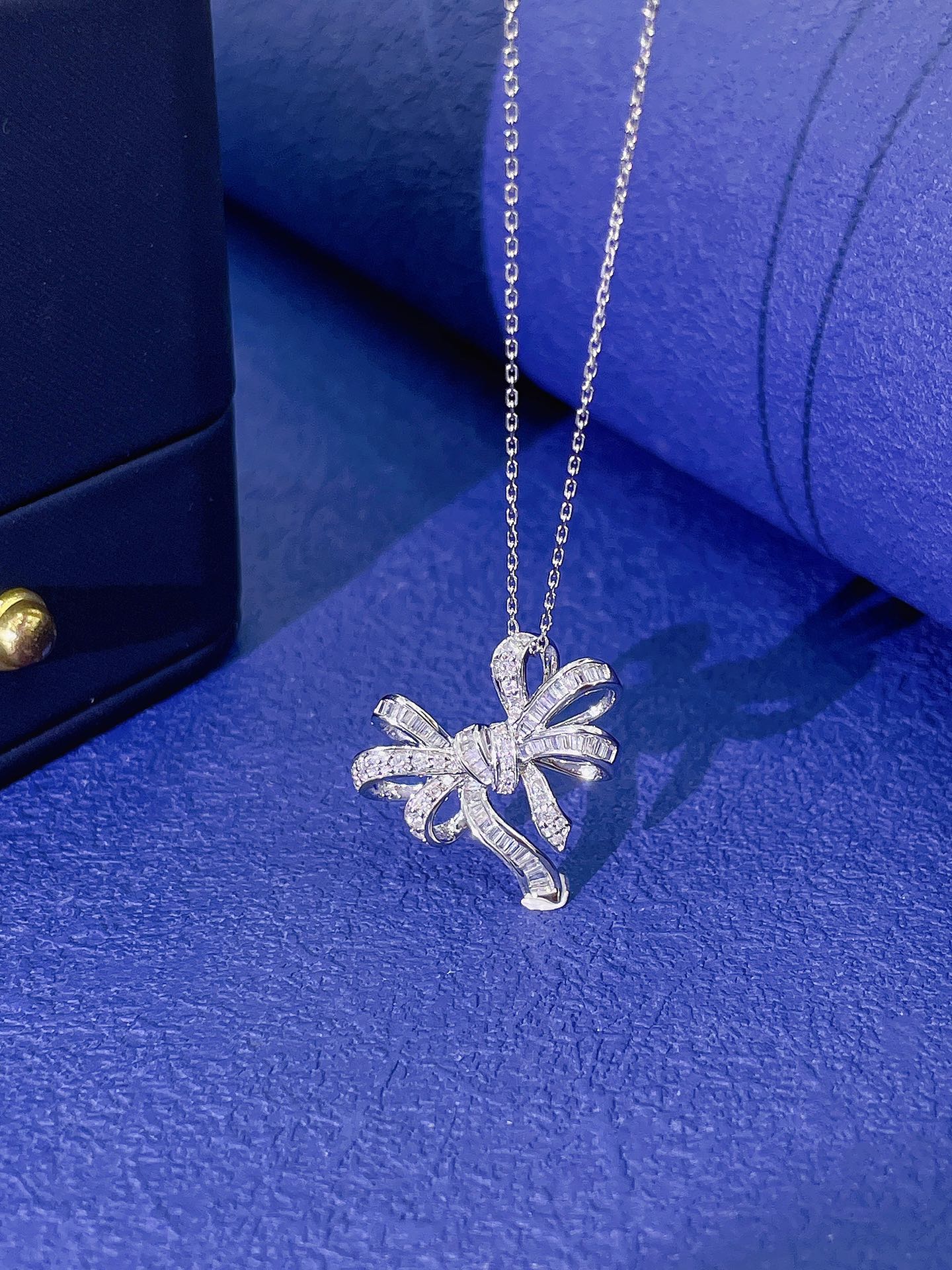 18K Irregular Bowknot Necklace with Diamonds - Luxury Jewelry - White Diamond Necklace