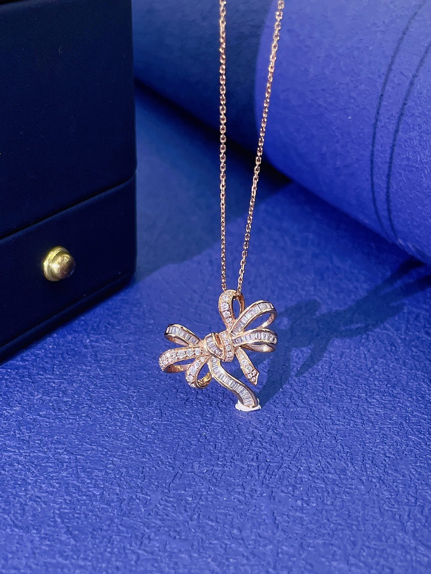 18K Irregular Bowknot Necklace with Diamonds - Luxury Jewelry - White Diamond Necklace