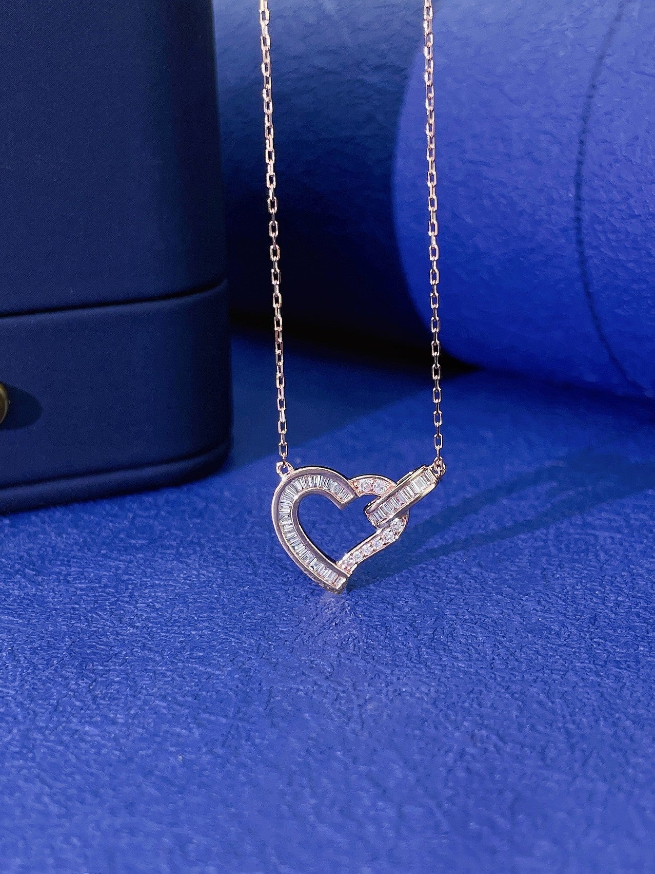 18K Irregular Heart-Shaped Clasp Necklace - Fine Jewelry Piece - White Diamond Necklace