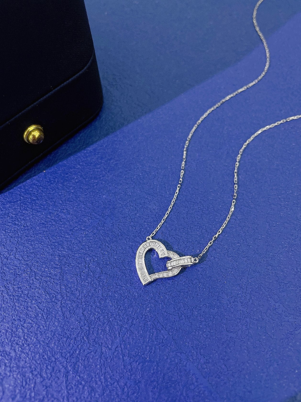 18K Irregular Heart-Shaped Clasp Necklace - Fine Jewelry Piece - White Diamond Necklace