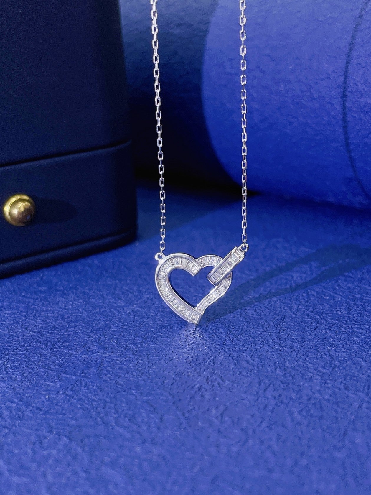 18K Irregular Heart-Shaped Clasp Necklace - Fine Jewelry Piece - White Diamond Necklace