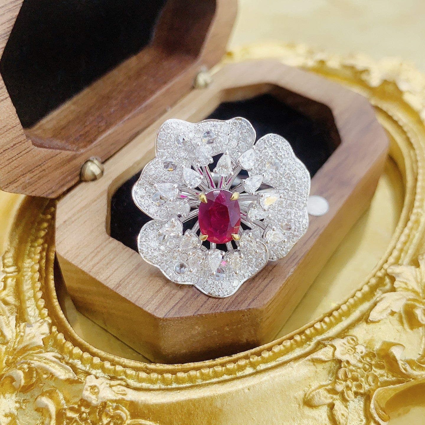 18K Red Gemstone Flower Ring - Exquisite Jewelry Piece - Red Treasure Ring