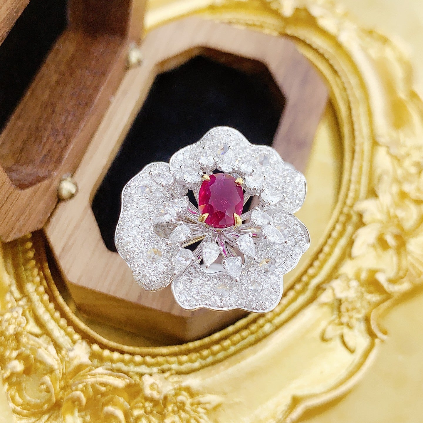 18K Red Gemstone Flower Ring - Exquisite Jewelry Piece - Red Treasure Ring