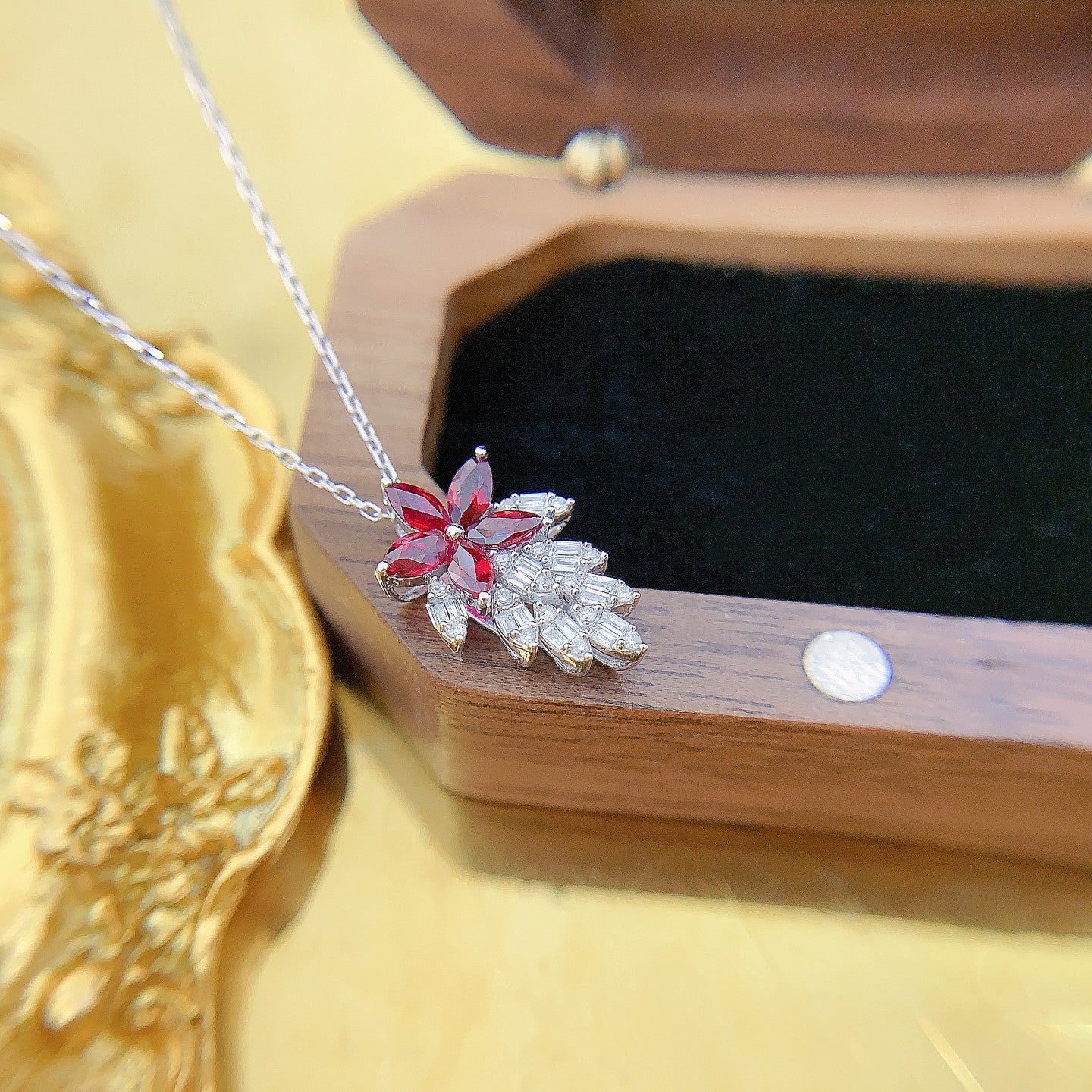 18K Red Gemstone Leaf Necklace - Exquisite Jewelry Piece - Red Treasure Necklace