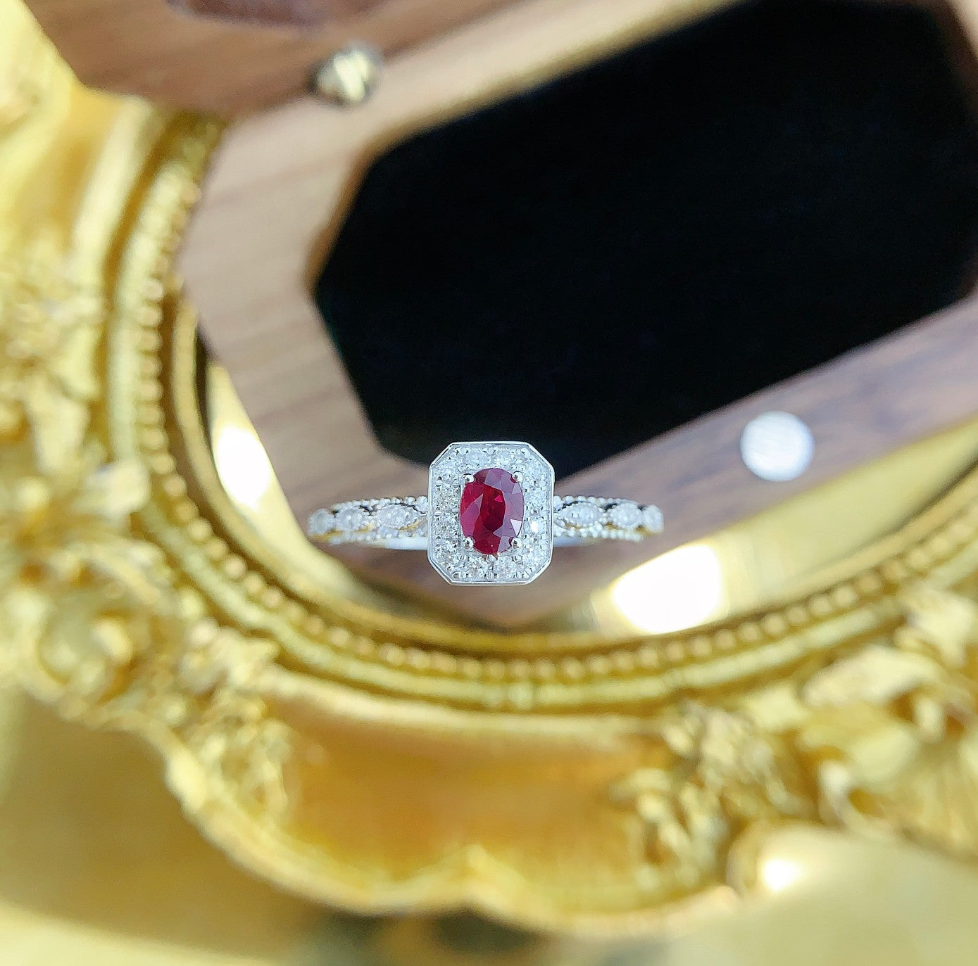 18K Red Gemstone Oval Diamond-Cut Edge Ring - Luxurious Jewelry - Red Treasure Ring