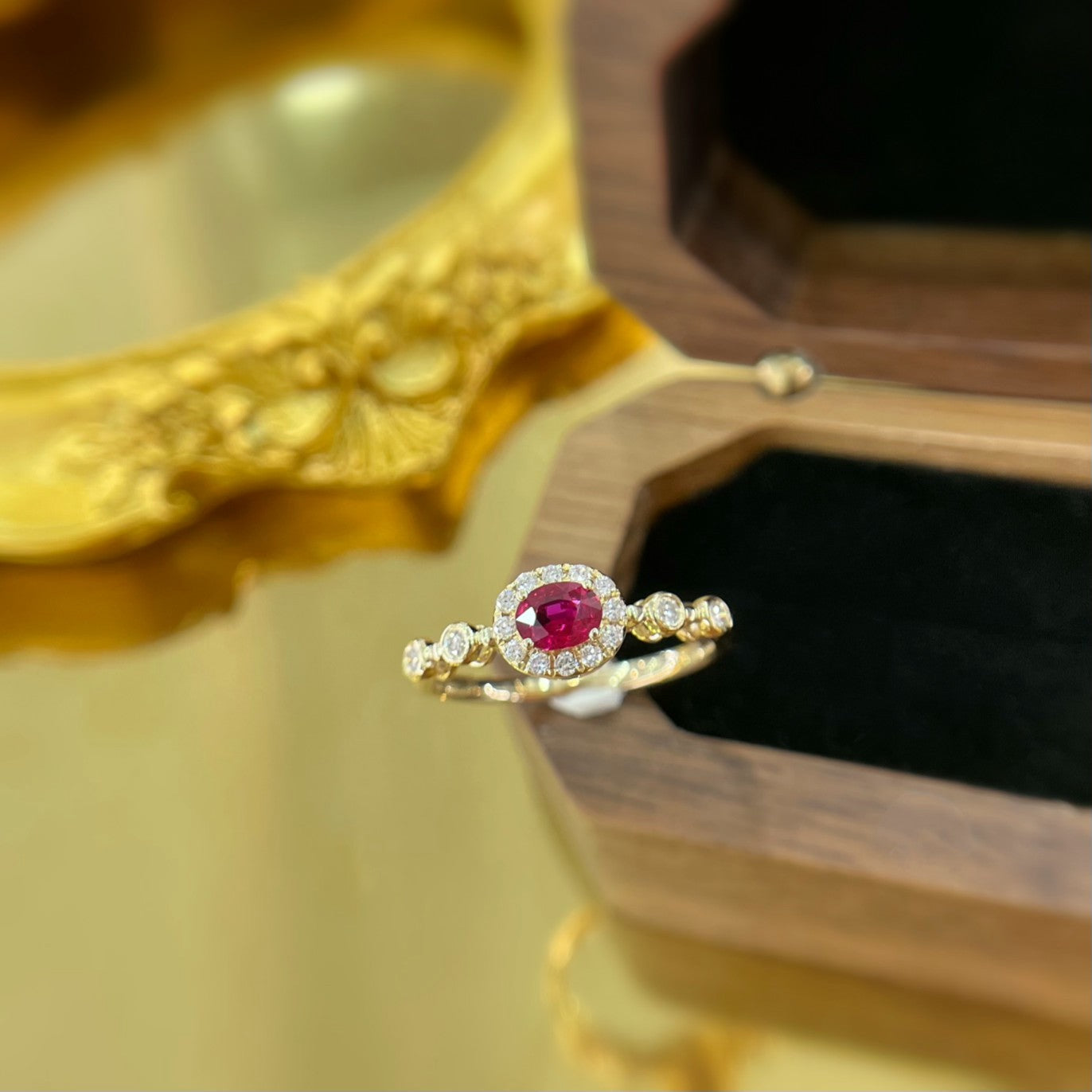 18K Red Gemstone Oval Ring - Elegant Jewelry Piece - Red Treasure Ring