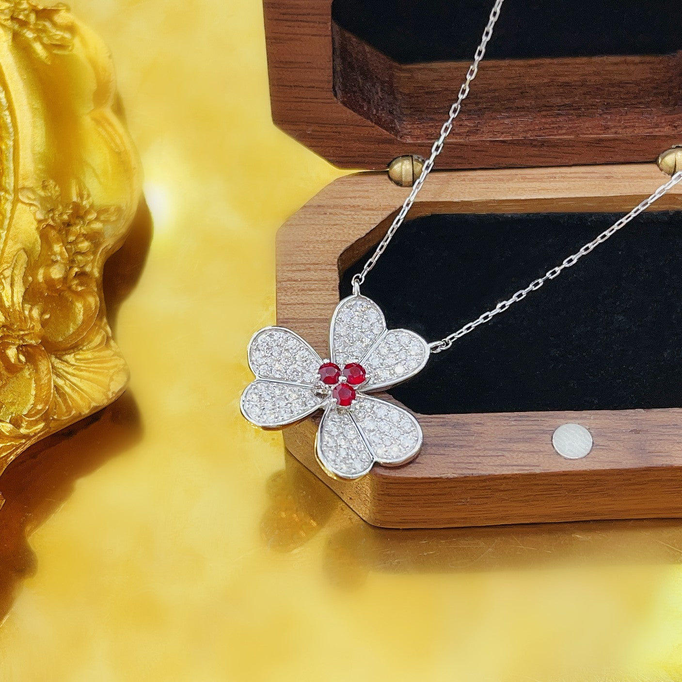 18K Red Gemstone Round Clover Necklace - Elegant Jewelry Piece - Red Treasure Necklace