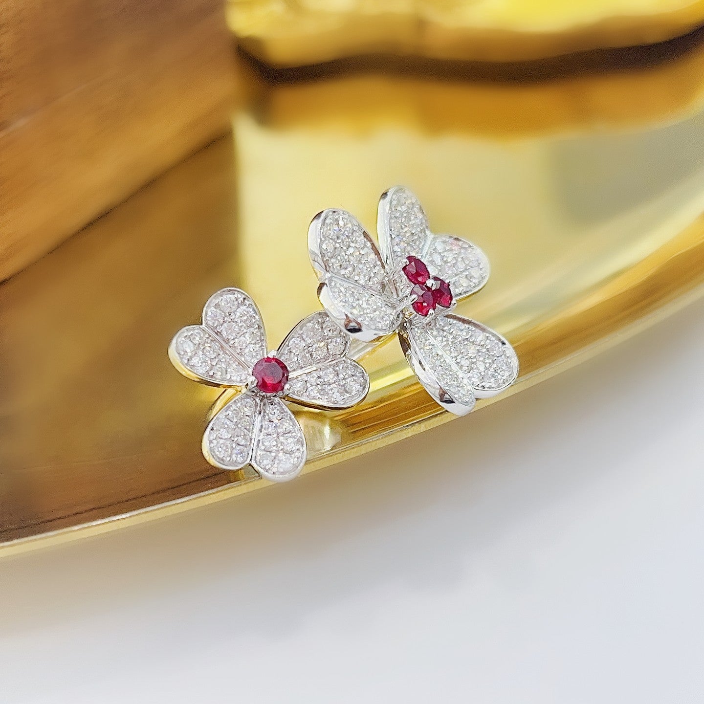 18K Red Gemstone Round Clover Ring - Luxurious Jewelry Piece - Red Treasure Ring