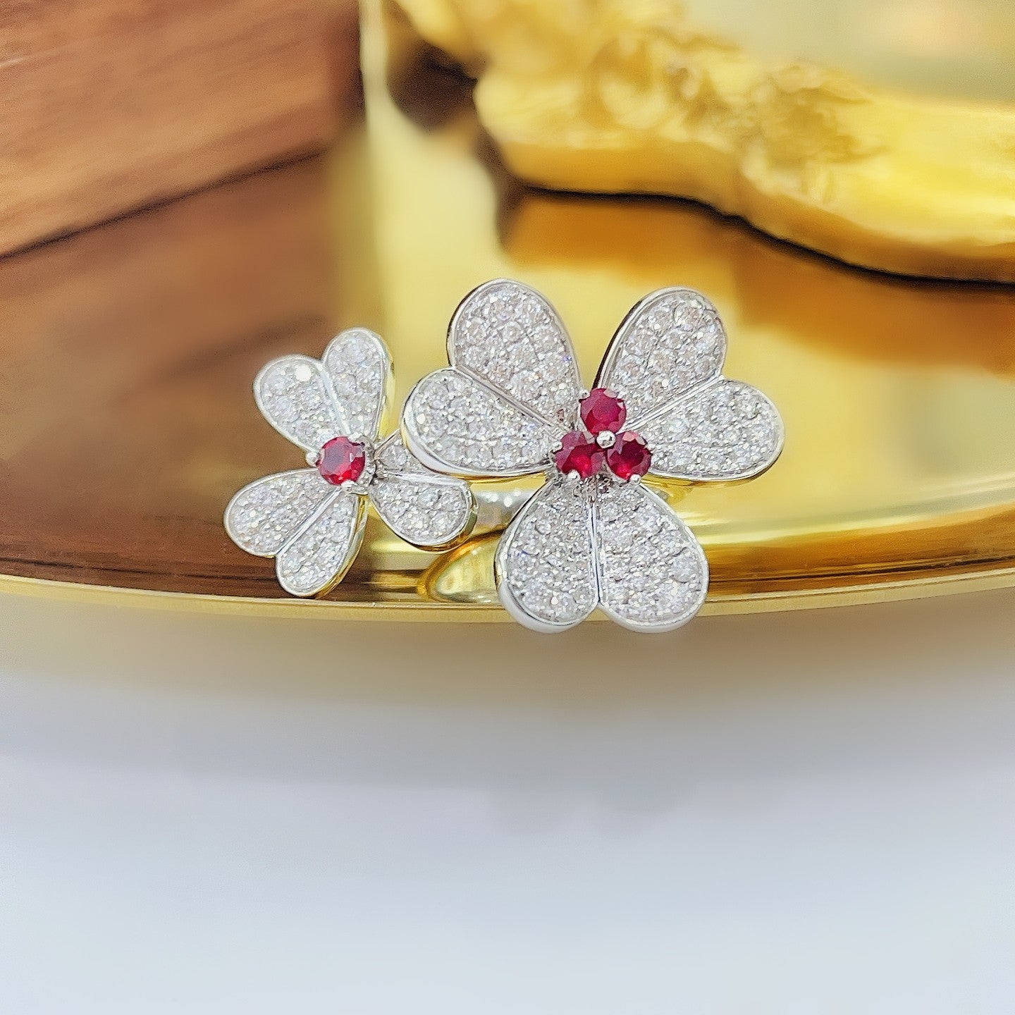 18K Red Gemstone Round Clover Ring - Luxurious Jewelry Piece - Red Treasure Ring