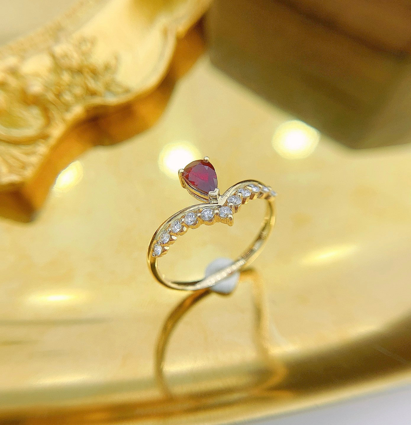 18K Red Gemstone Waterdrop V-Shaped Ring - Elegant Jewelry Piece - Red Treasure Ring