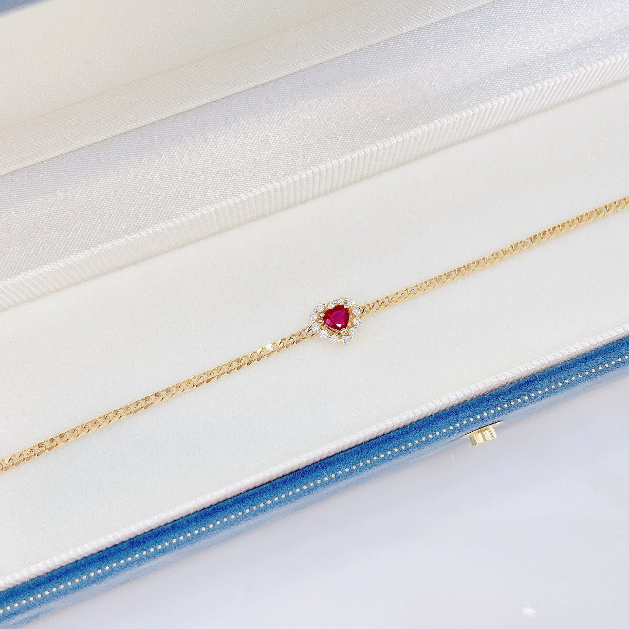 18K Rose Gold Heart-Shaped Diamond-Encrusted Chain Bracelet - Elegant Jewelry Piece - Red Treasure Bracelet