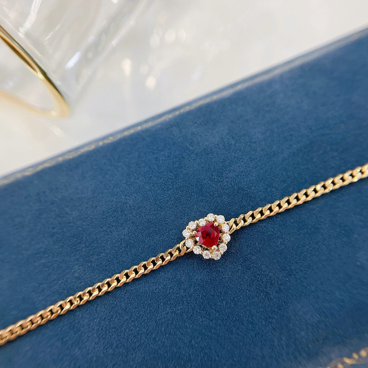 18K Rose Gold Heart-Shaped Diamond-Encrusted Chain Bracelet - Elegant Jewelry Piece - Red Treasure Bracelet